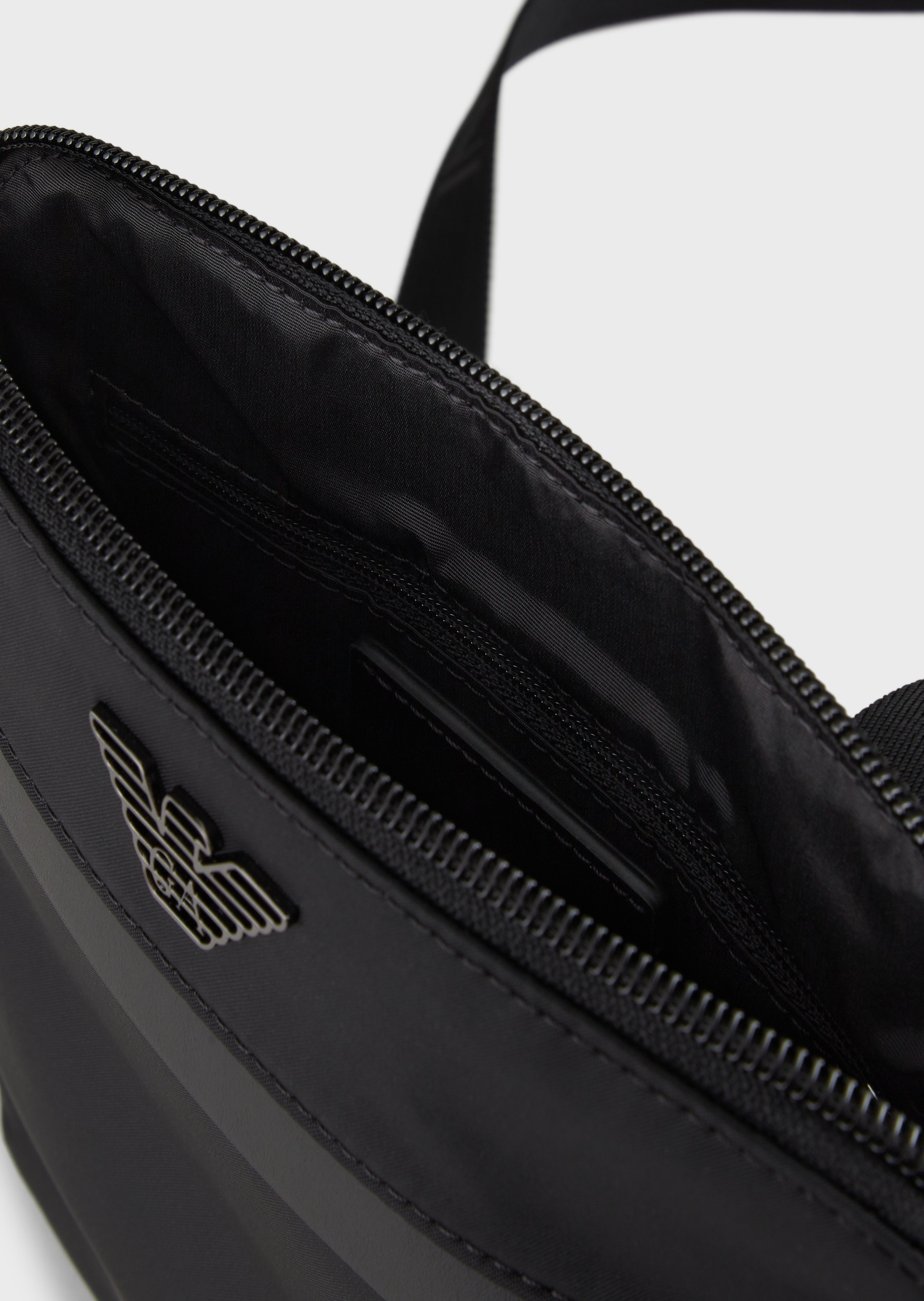 Emporio Armani 经典LOGO单肩包