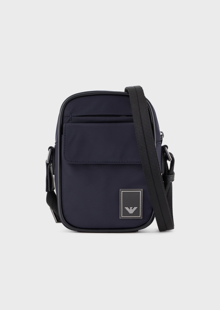 Emporio Armani 男士LOGO贴片竖款小号翻盖外袋拉链斜挎包