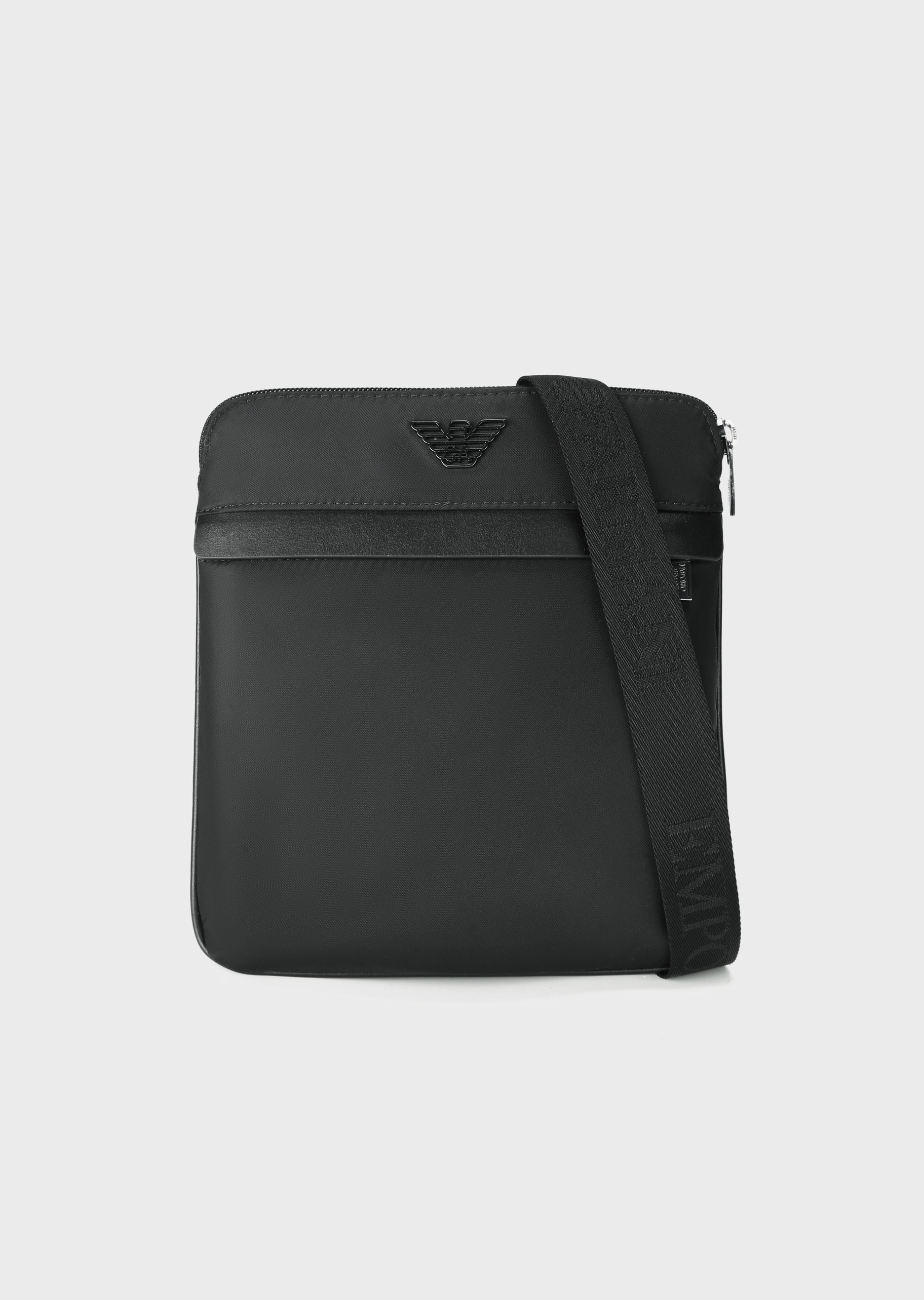 Emporio Armani 标识肩带拉链邮差包