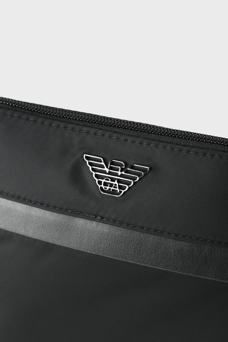 Emporio Armani 标识肩带拉链邮差包