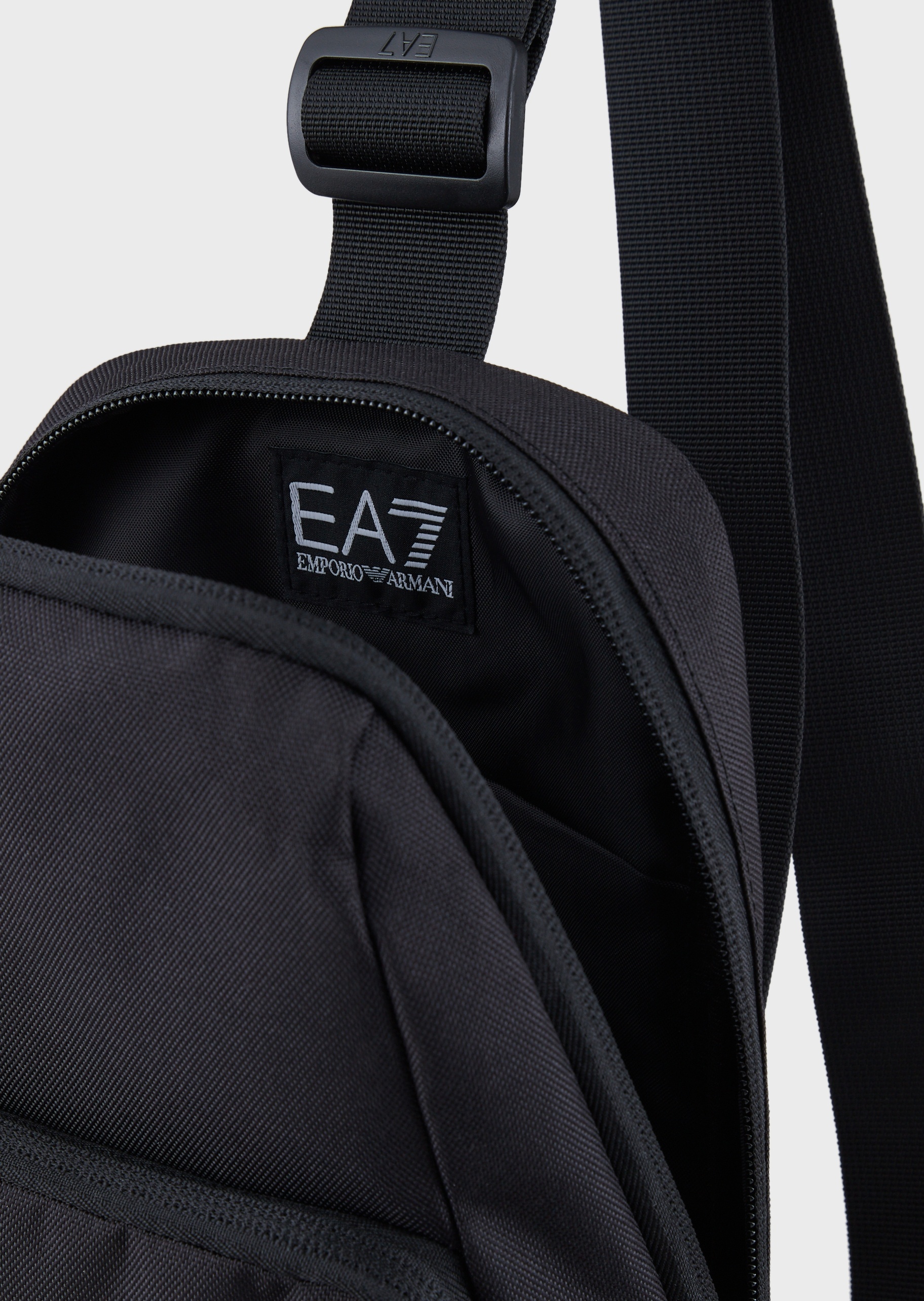 EA7 潮流竖款标识斜挎包