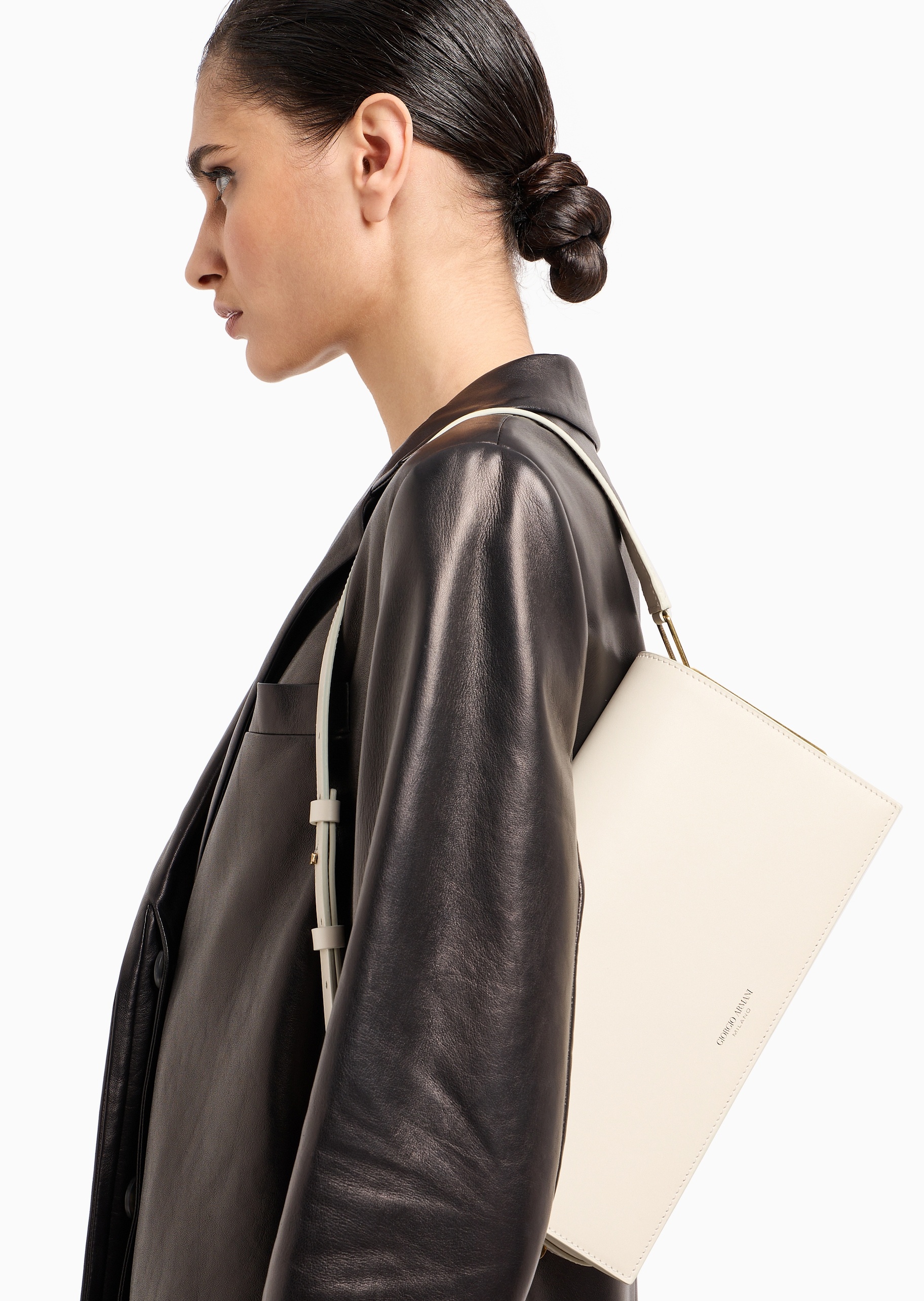 Giorgio Armani 女士牛皮革翻盖长方形调节肩带单肩手提包