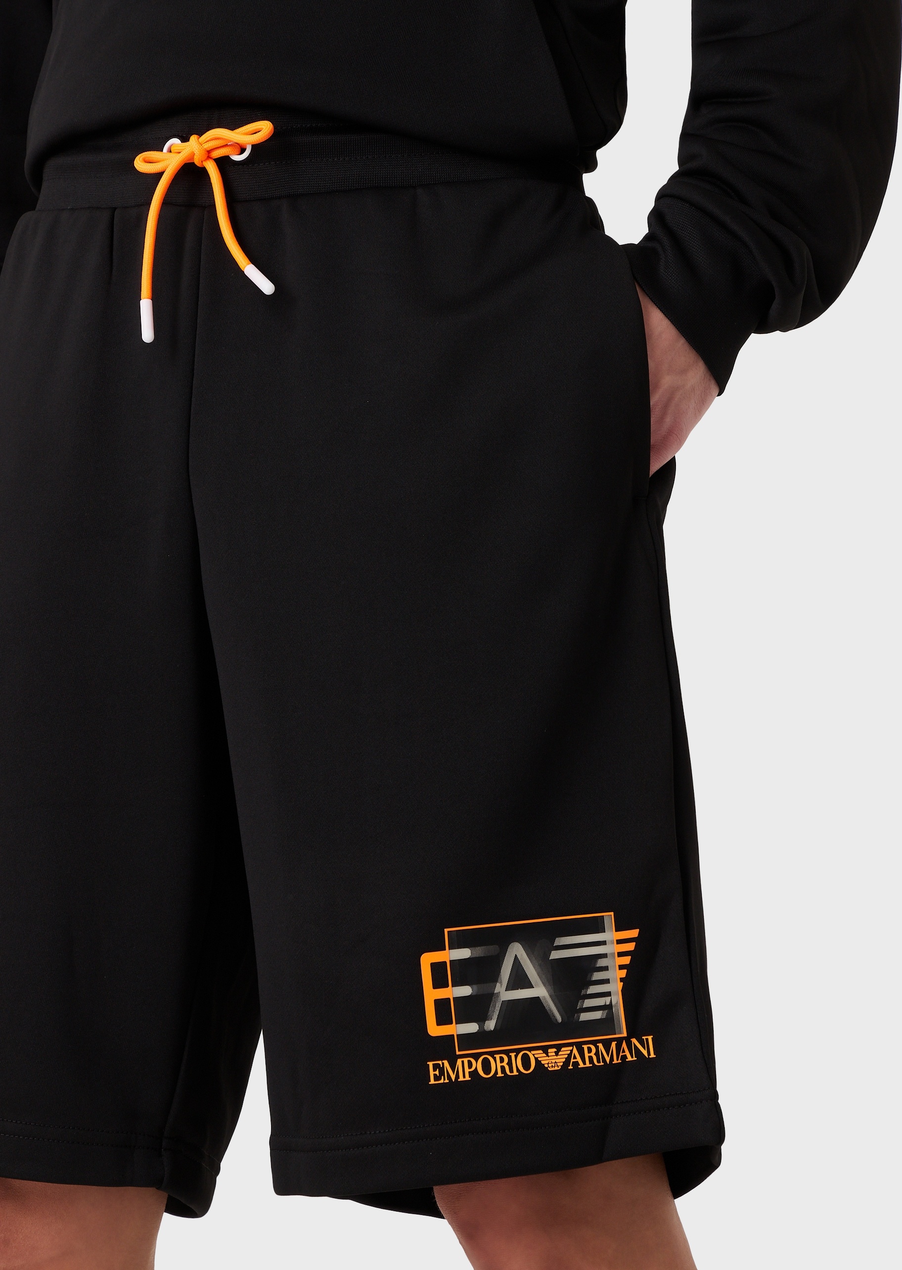 EA7 立体感百慕大短裤