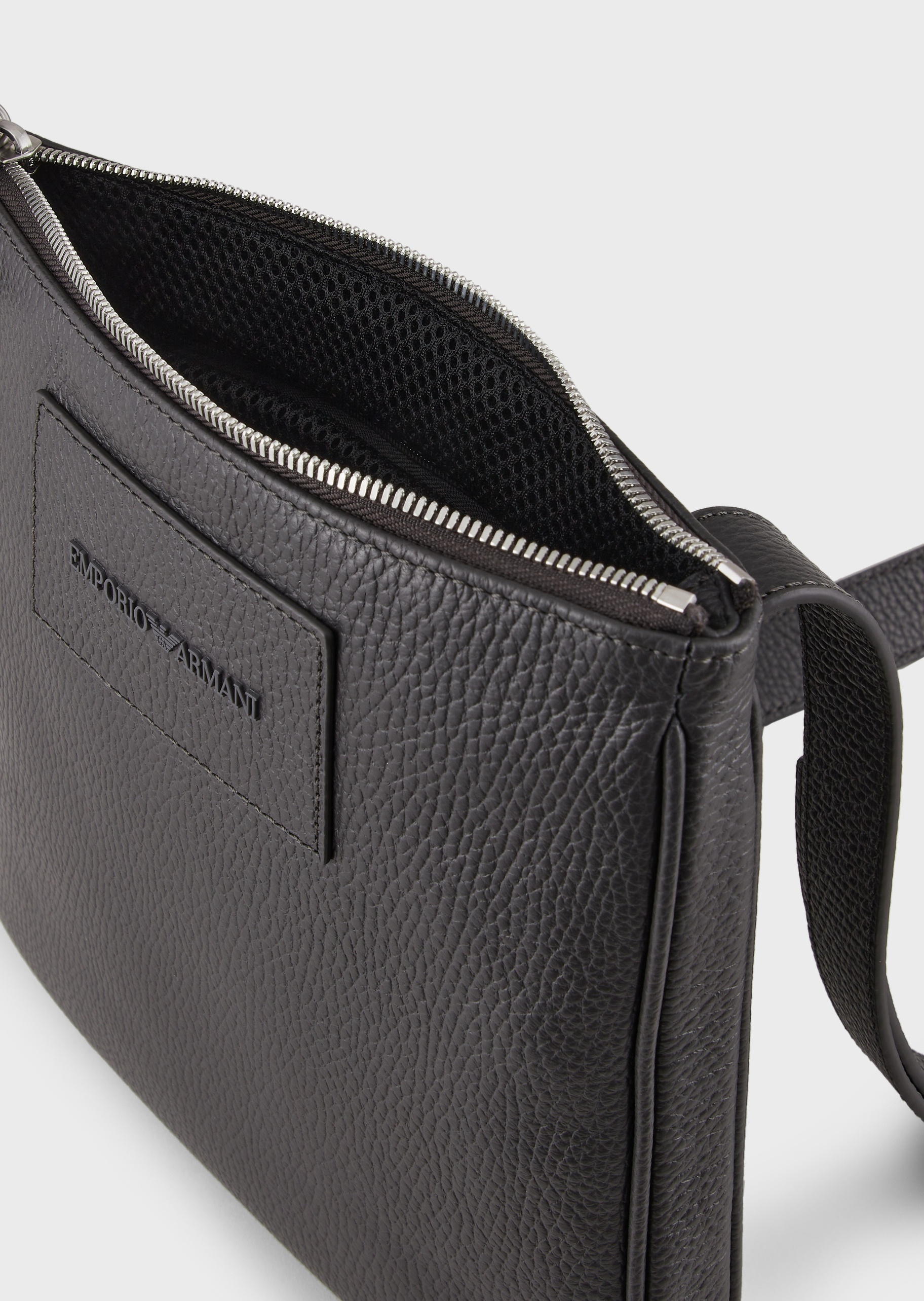 Emporio Armani 男士标识斜挎单肩邮差包