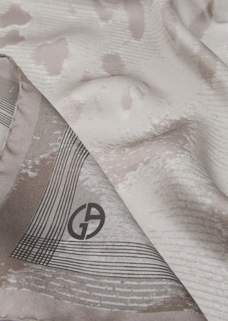 Giorgio Armani 女士细条纹柔滑桑蚕丝几何印花丝巾