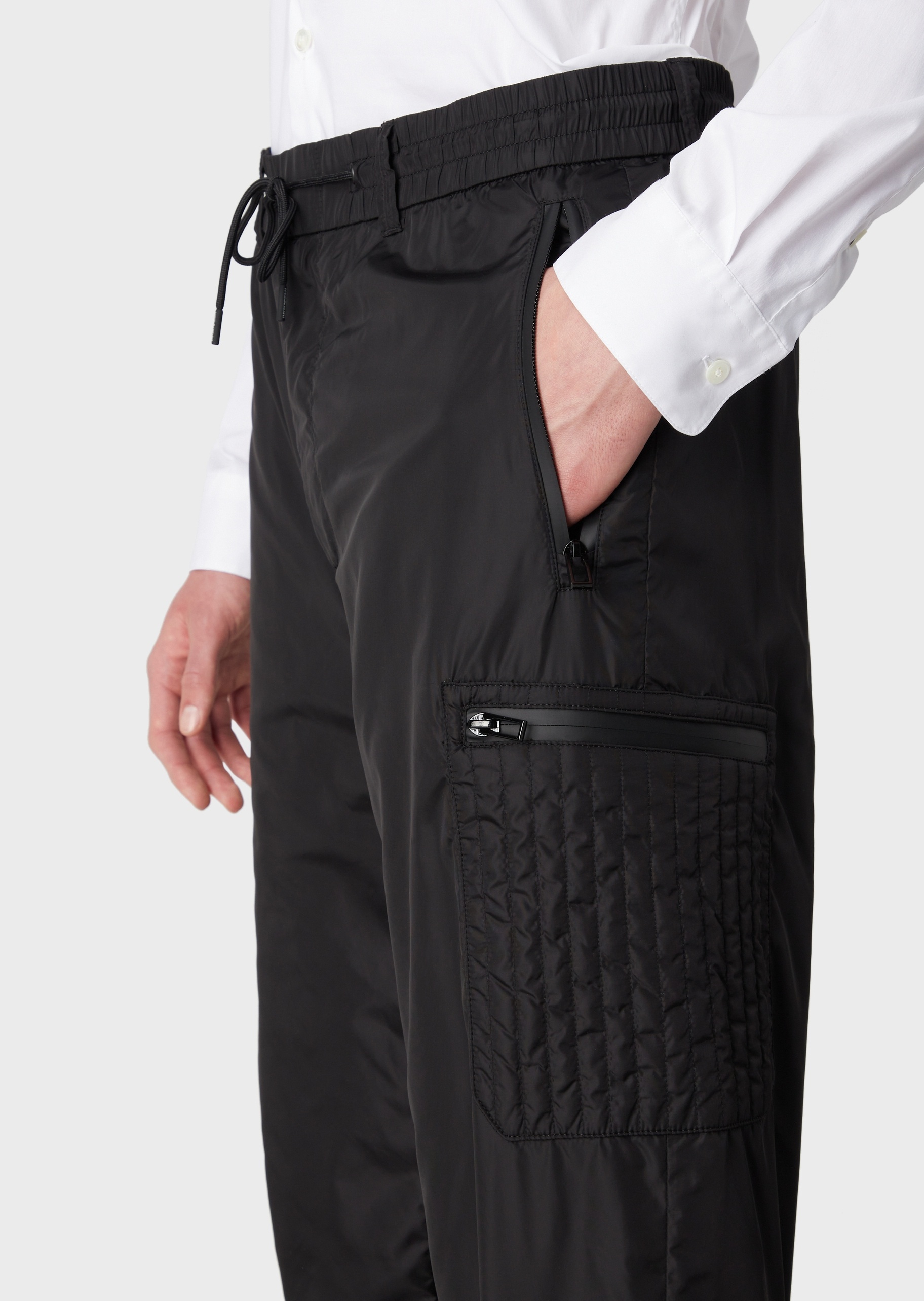 Emporio Armani 哑光科技风系带卫裤