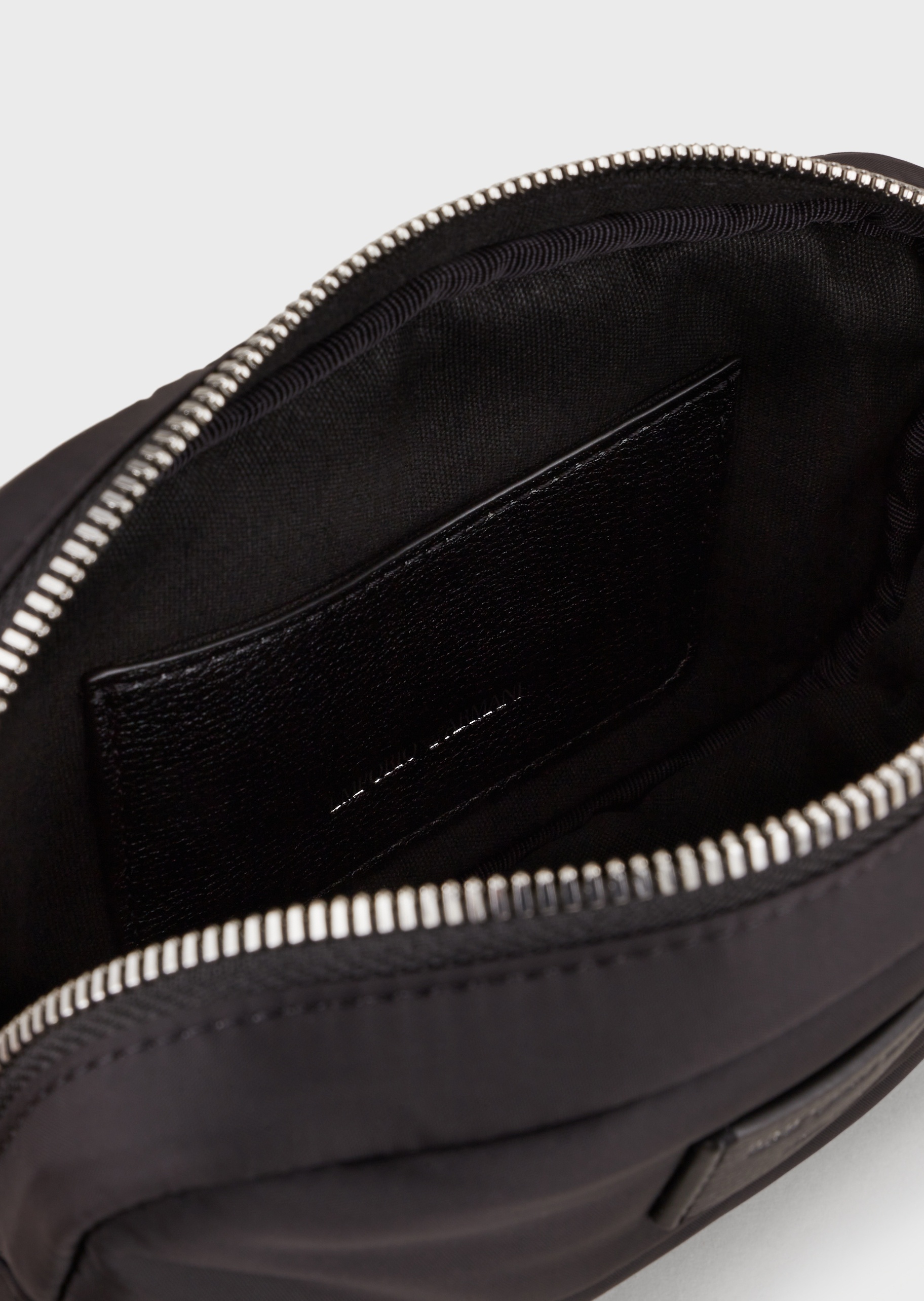Emporio Armani 经典LOGO斜挎包
