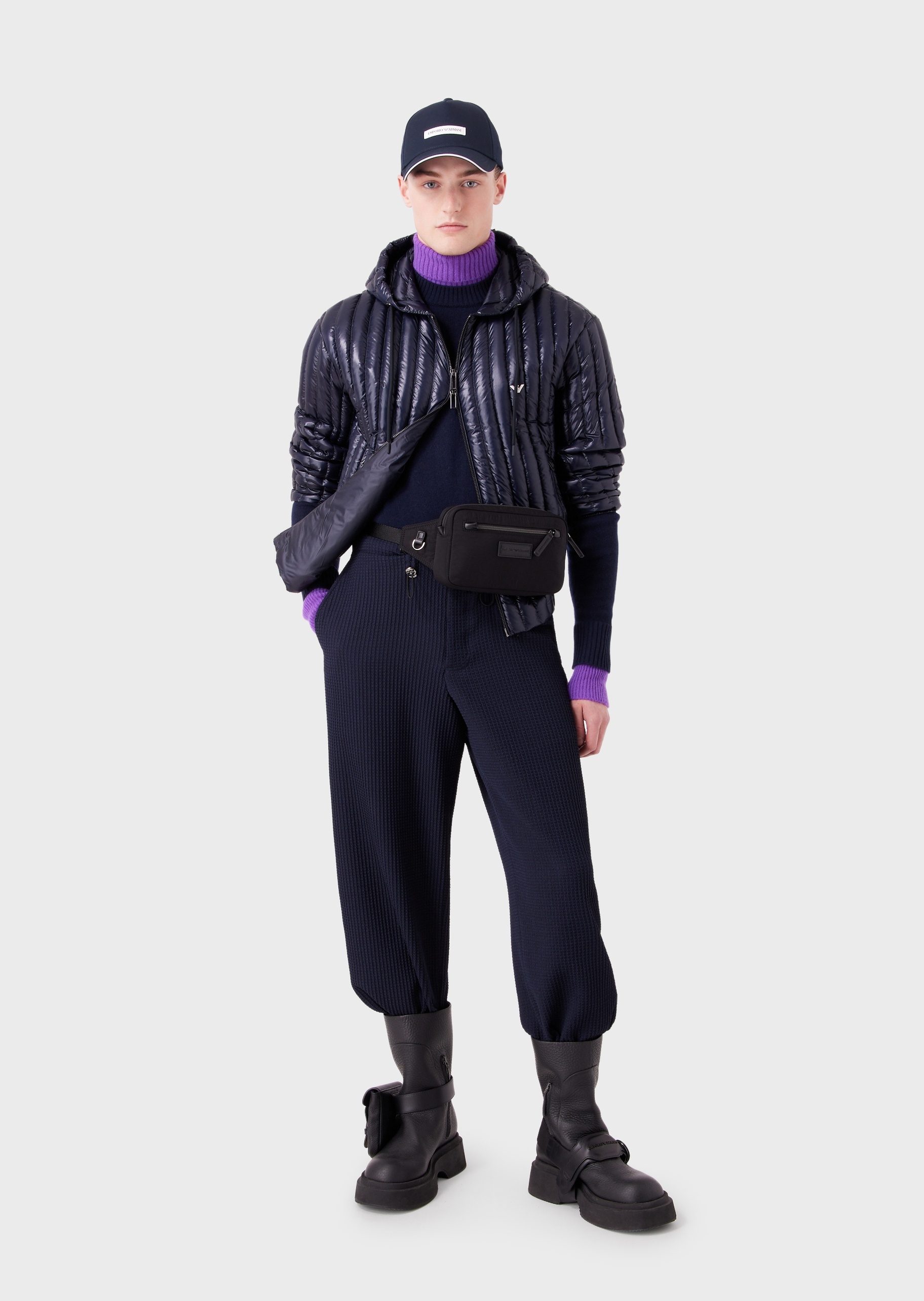 Emporio Armani 男士合身长袖连帽微落肩竖向绗缝羽绒服