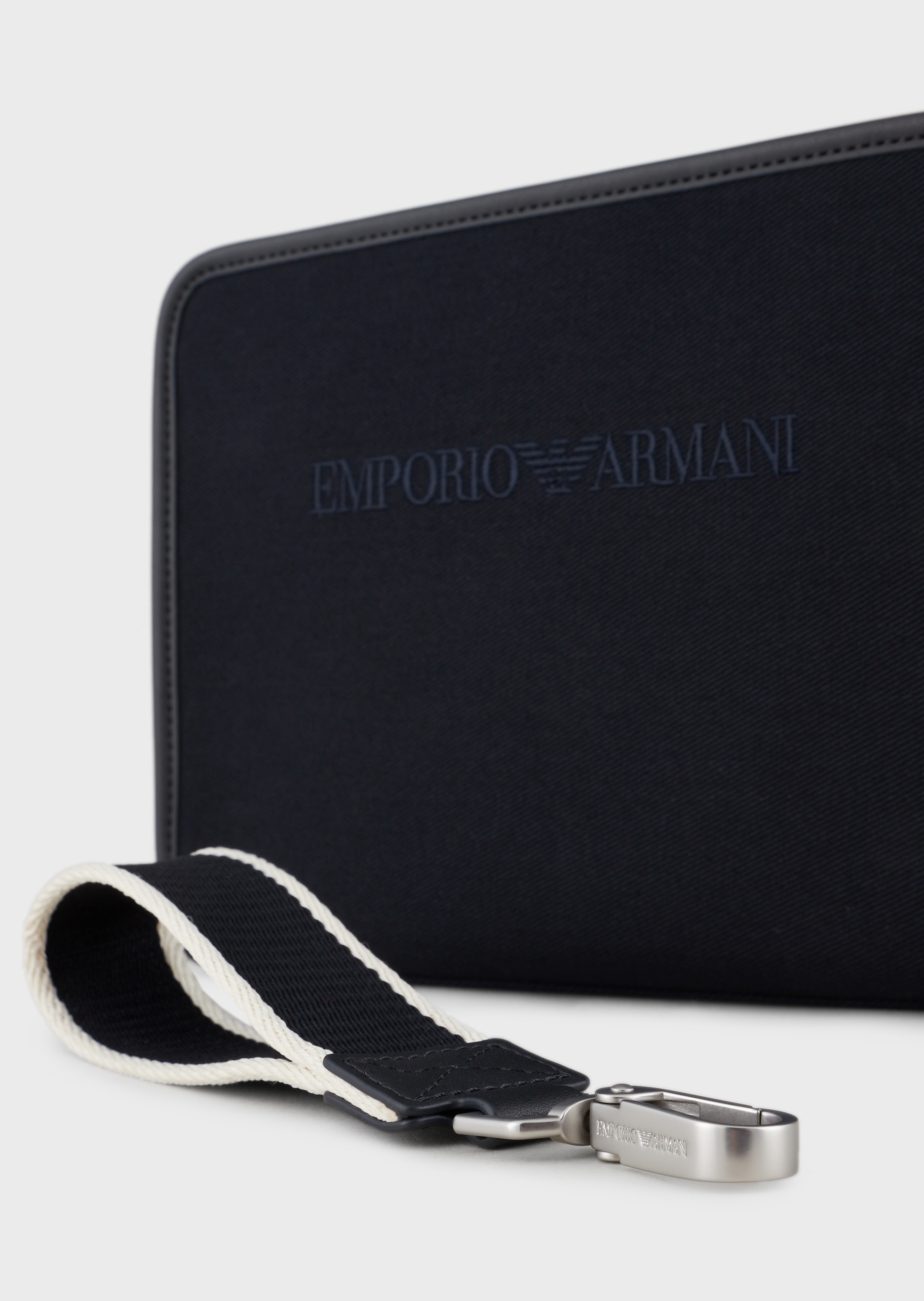 Emporio Armani 刺绣标识帆布手拿包