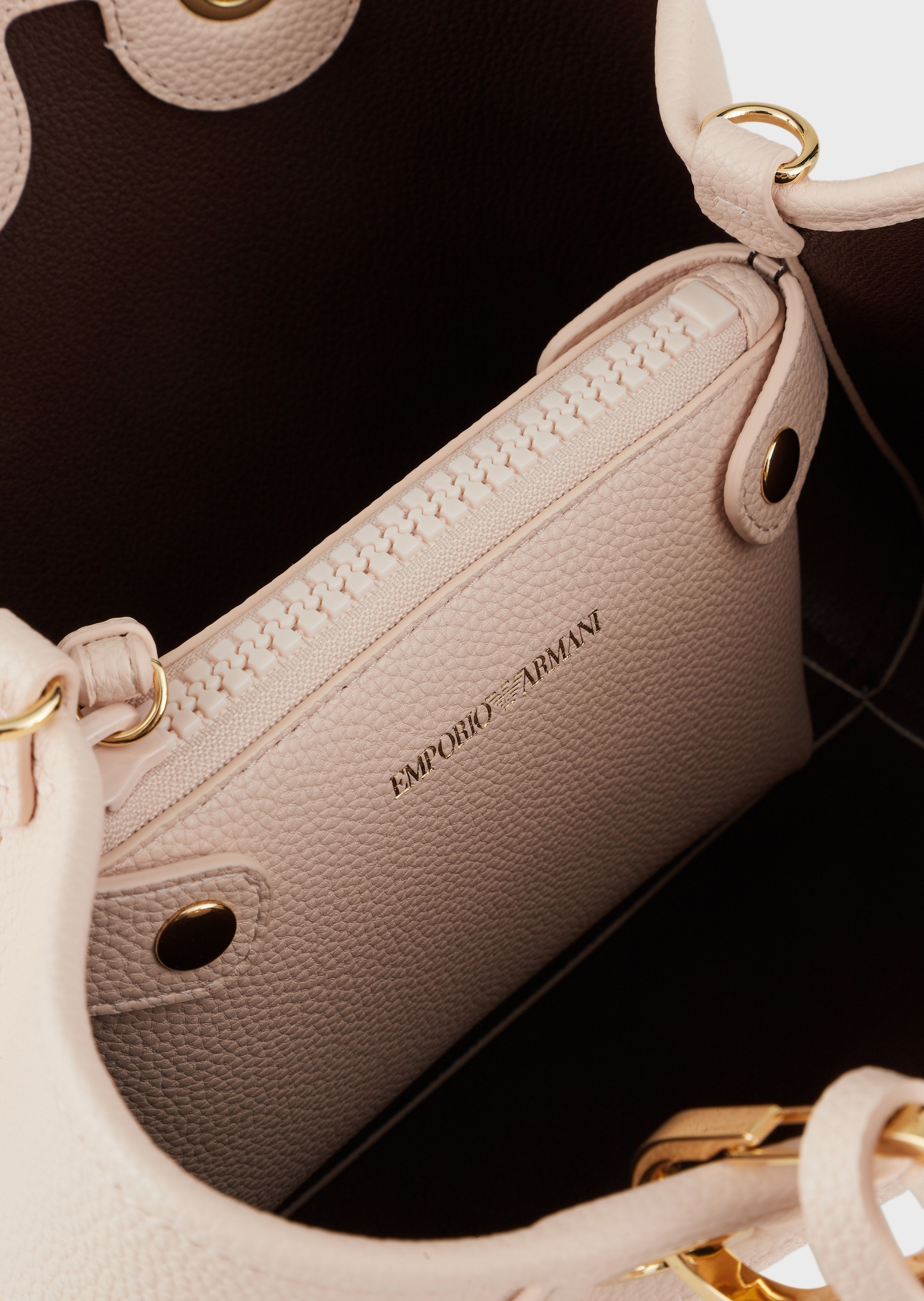 Emporio Armani 鹿皮纹斜挎背提包