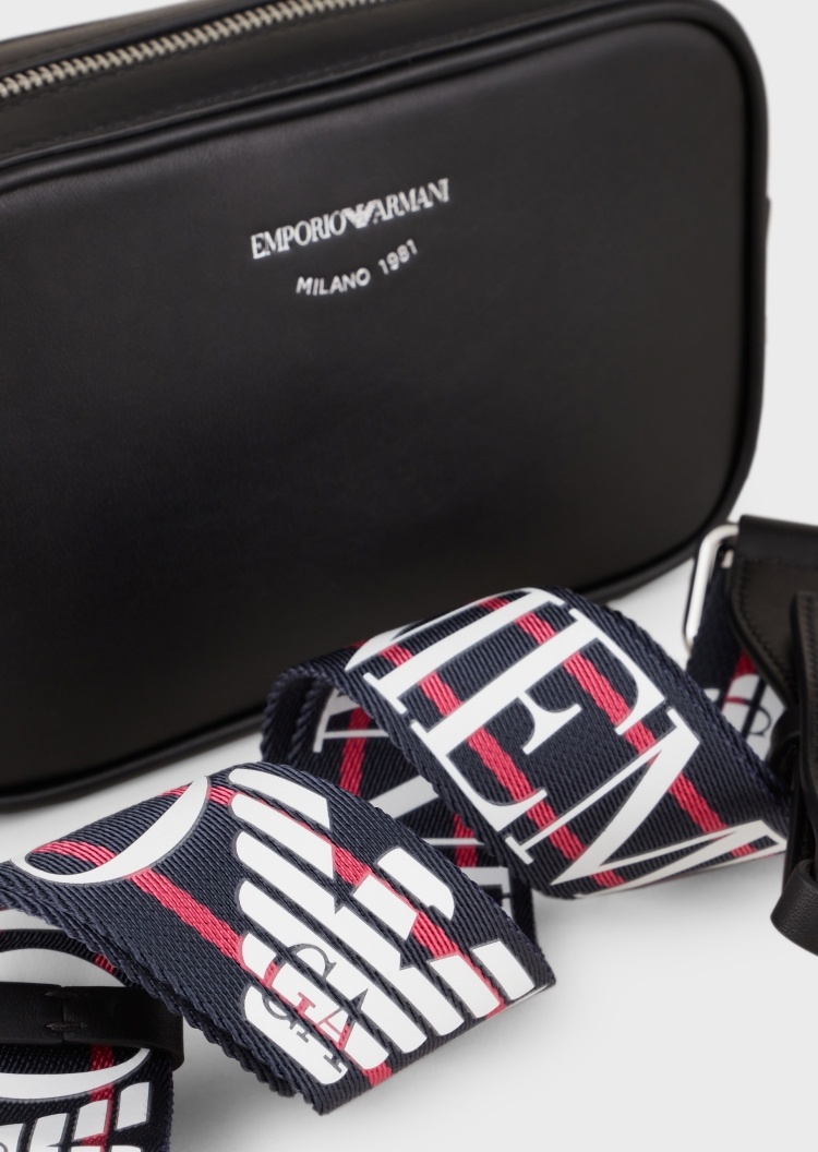 Emporio Armani 经典LOGO斜挎包