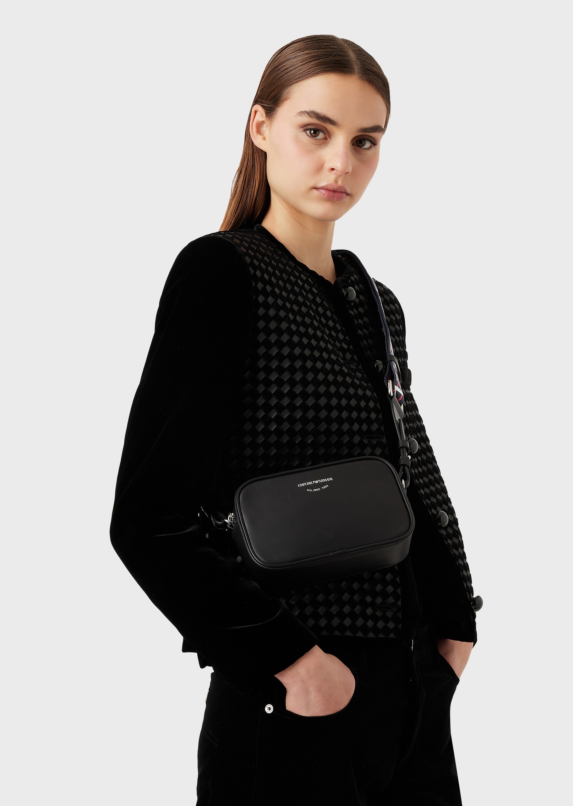 Emporio Armani 经典LOGO斜挎包
