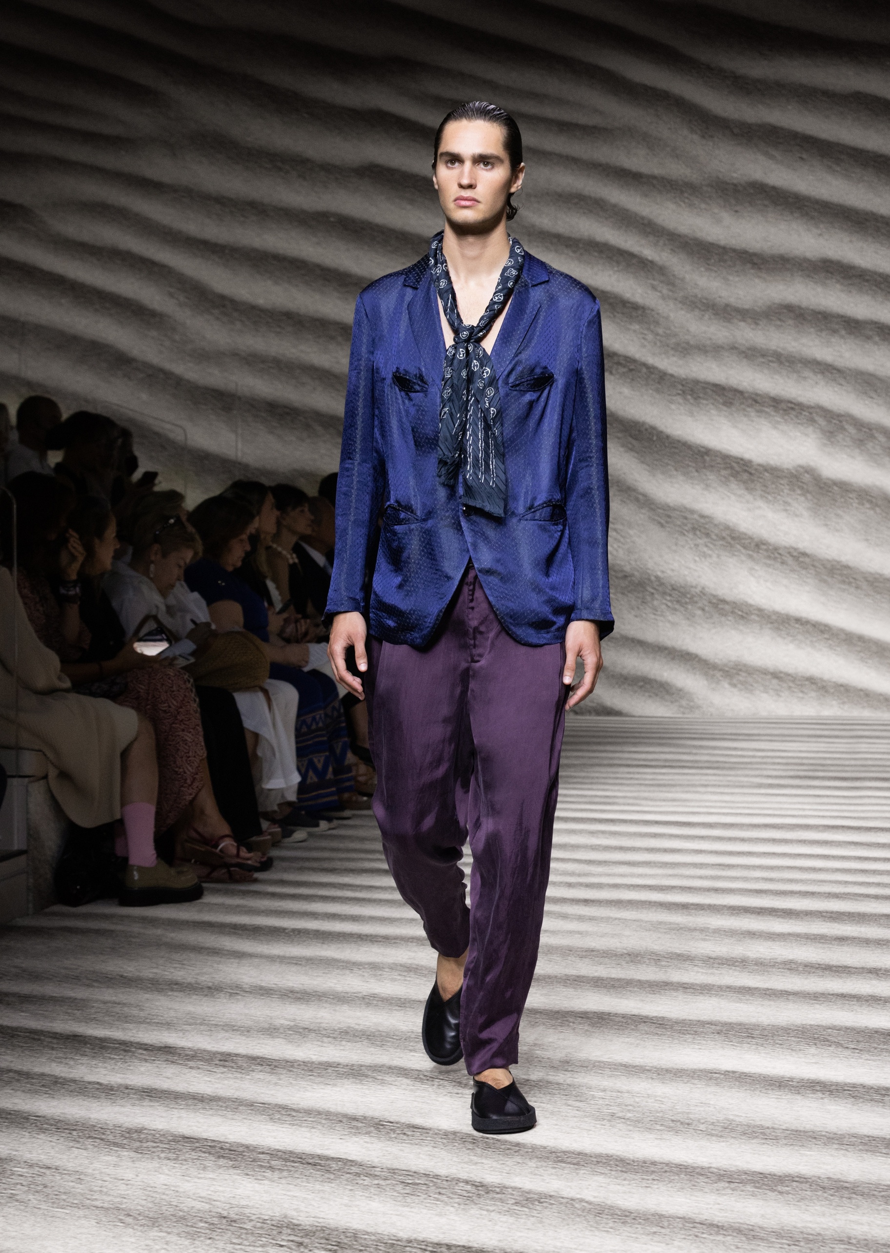 Giorgio Armani 飘逸微开衩单褶休闲裤