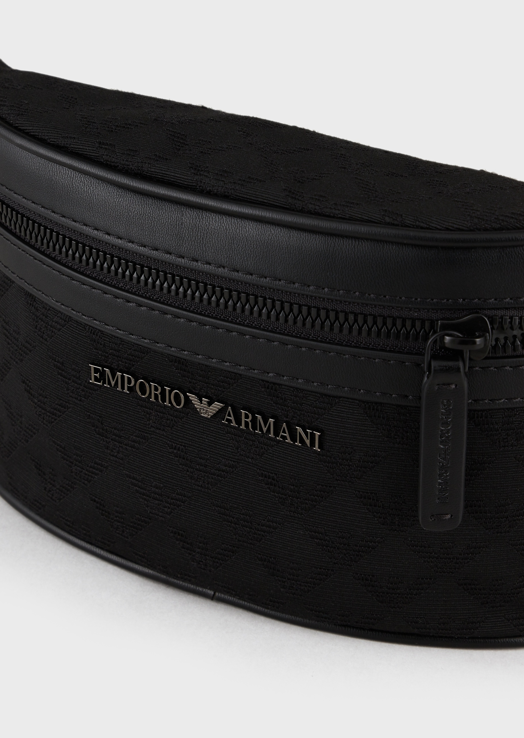 Emporio Armani 男士小号拉链插扣插扣调节袢带休闲腰包