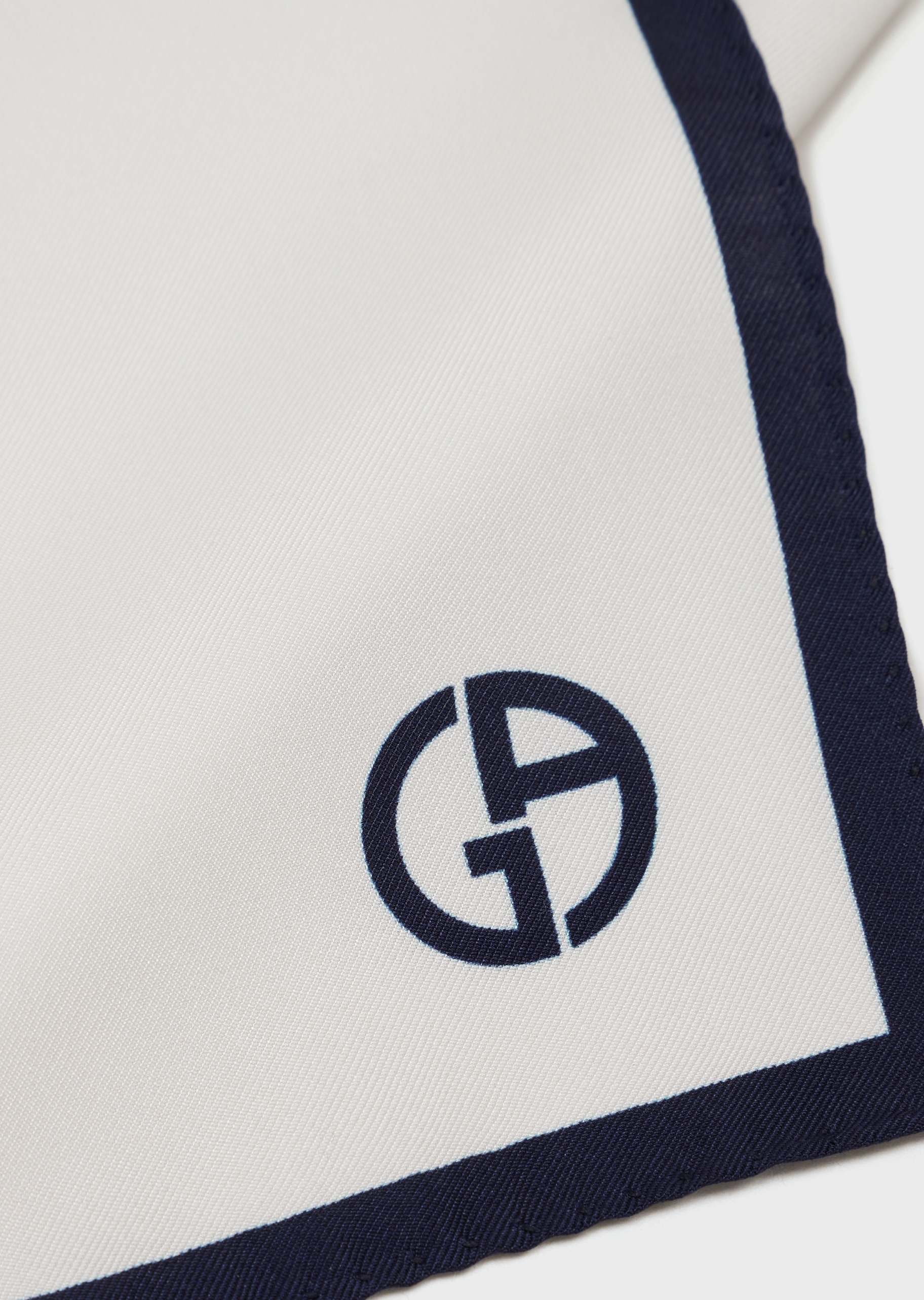 Giorgio Armani 品牌标识口袋方巾