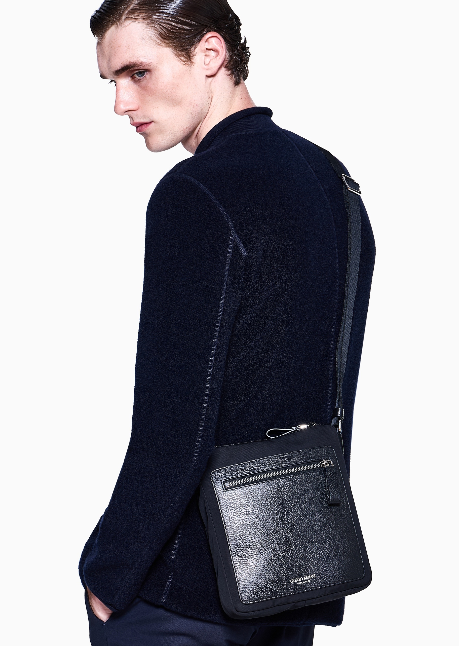 Giorgio Armani 男士商务通勤休闲单肩斜挎邮差包