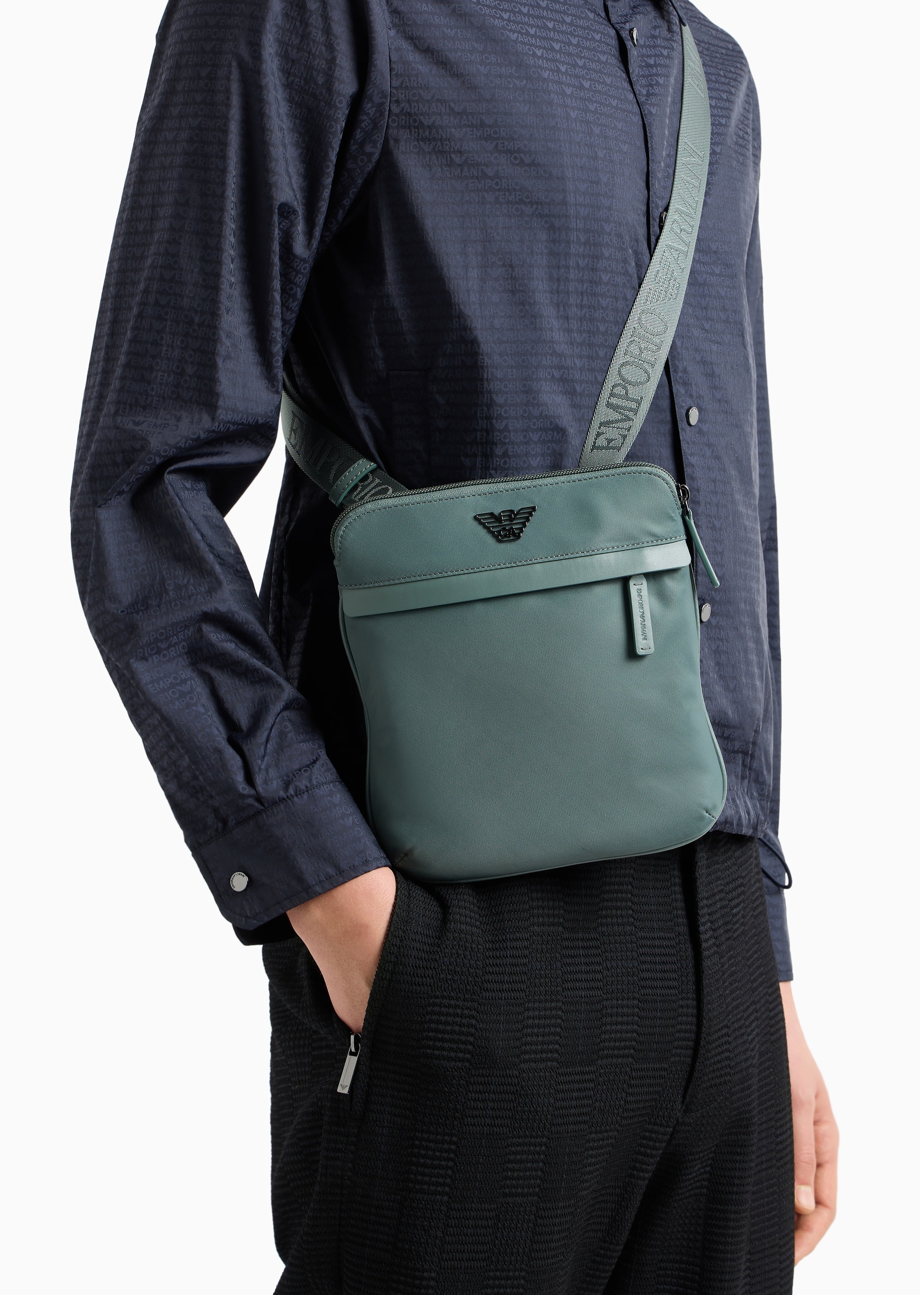 Emporio Armani 男士拉链扁平可调节肩带单肩斜挎包