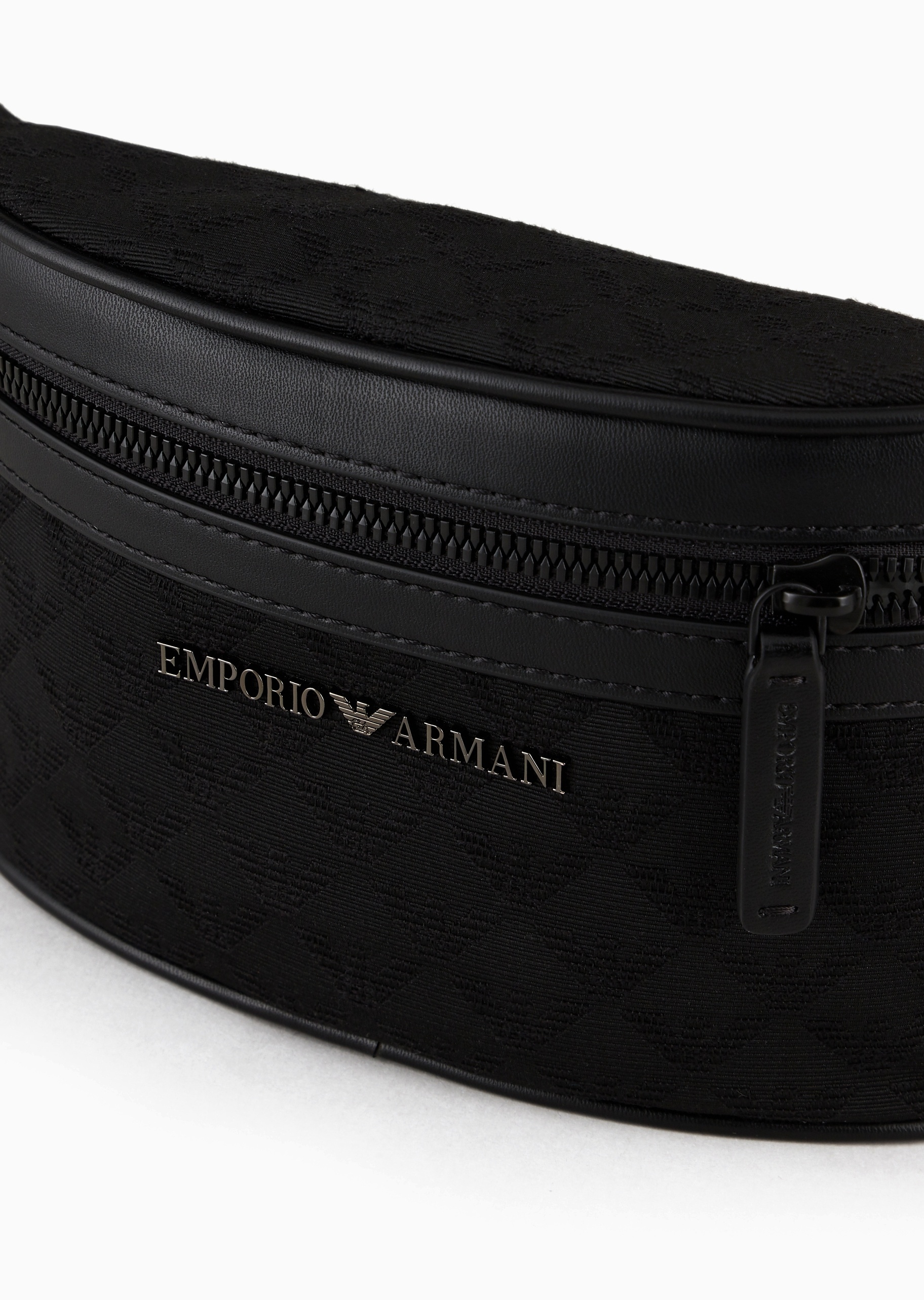 Emporio Armani 男士小号拉链插扣插扣调节袢带斜挎腰包