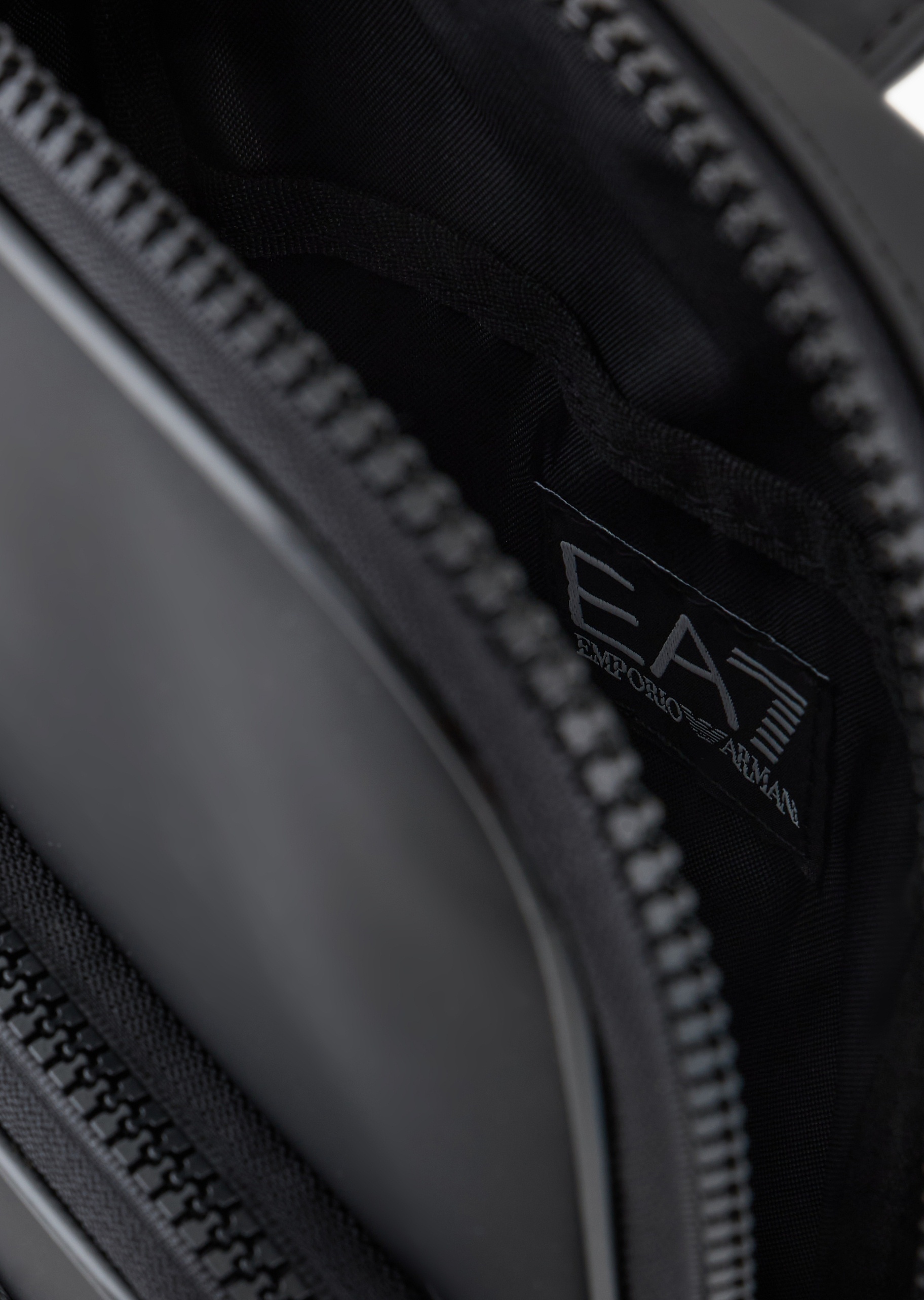 EA7 男女同款拉链竖款可调节插扣肩带运动斜挎包