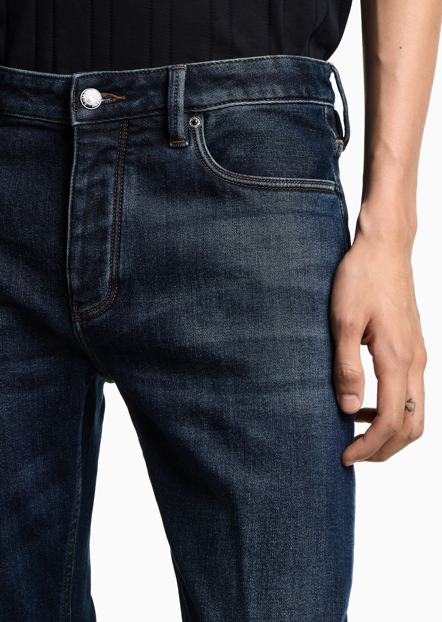 Emporio Armani 男士低腰修身复古做旧微弹牛仔裤