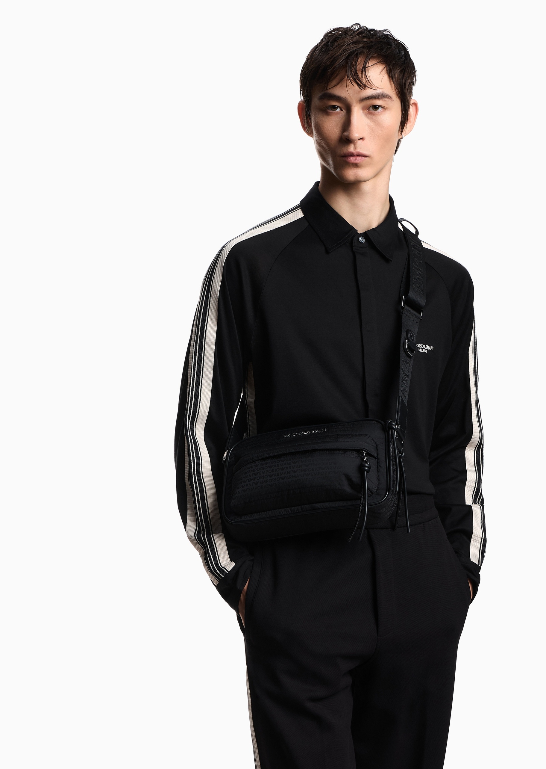 Emporio Armani 男士拉链横款可调节老花单肩斜挎包