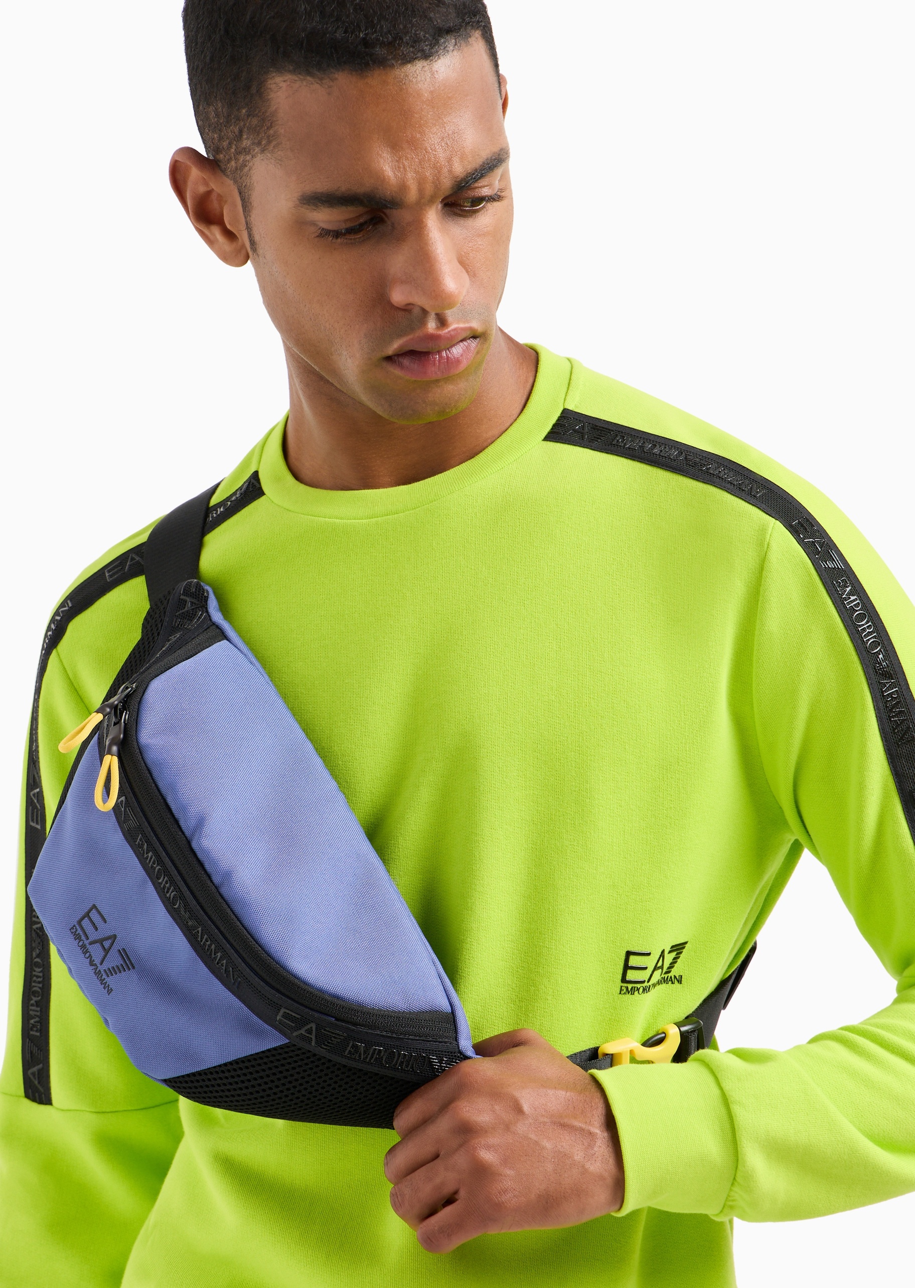 EA7 男士拉链可调节插扣袢带健身训练斜挎腰包