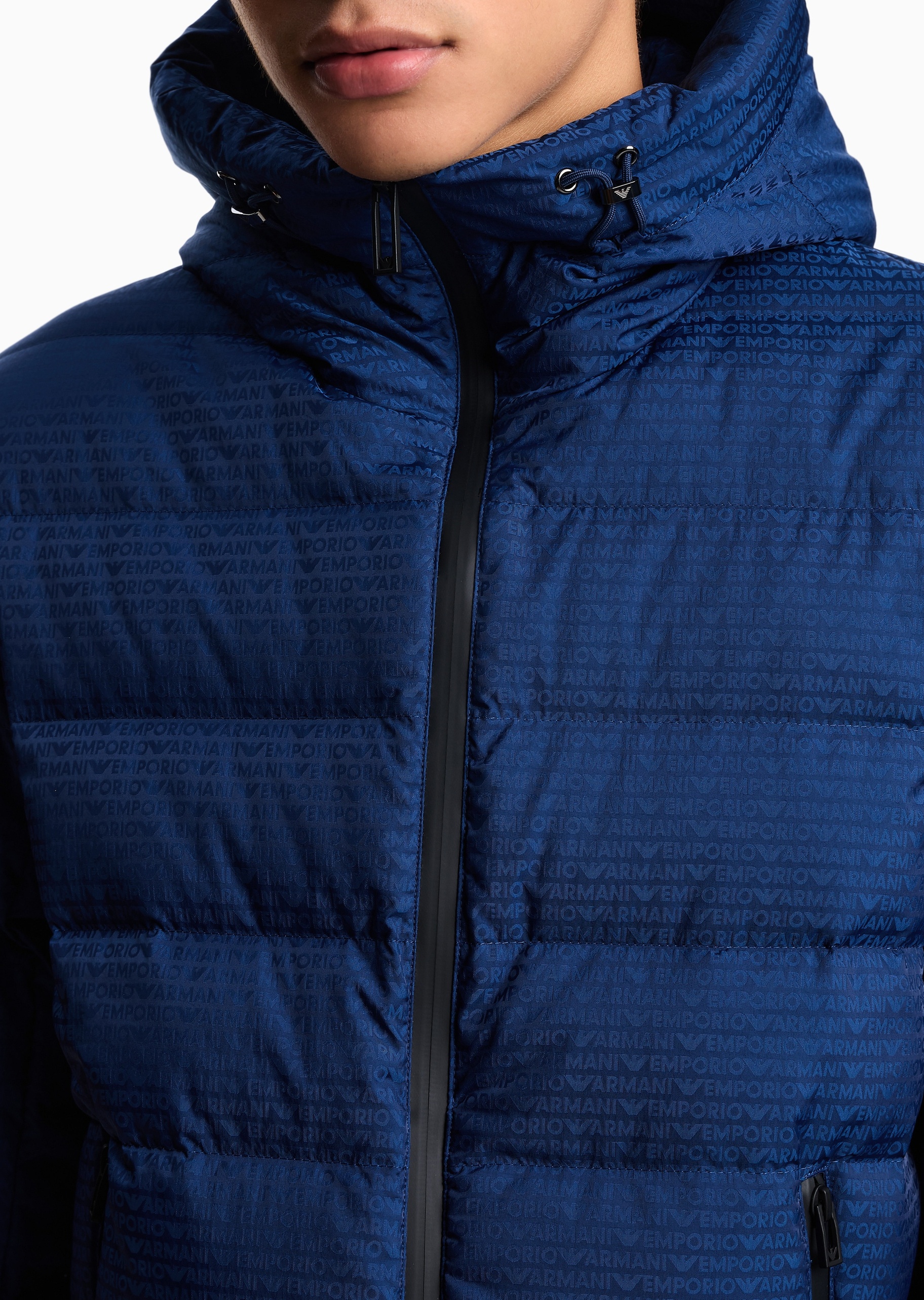 Emporio Armani 男士短款长袖连帽通体提花标识羽绒服