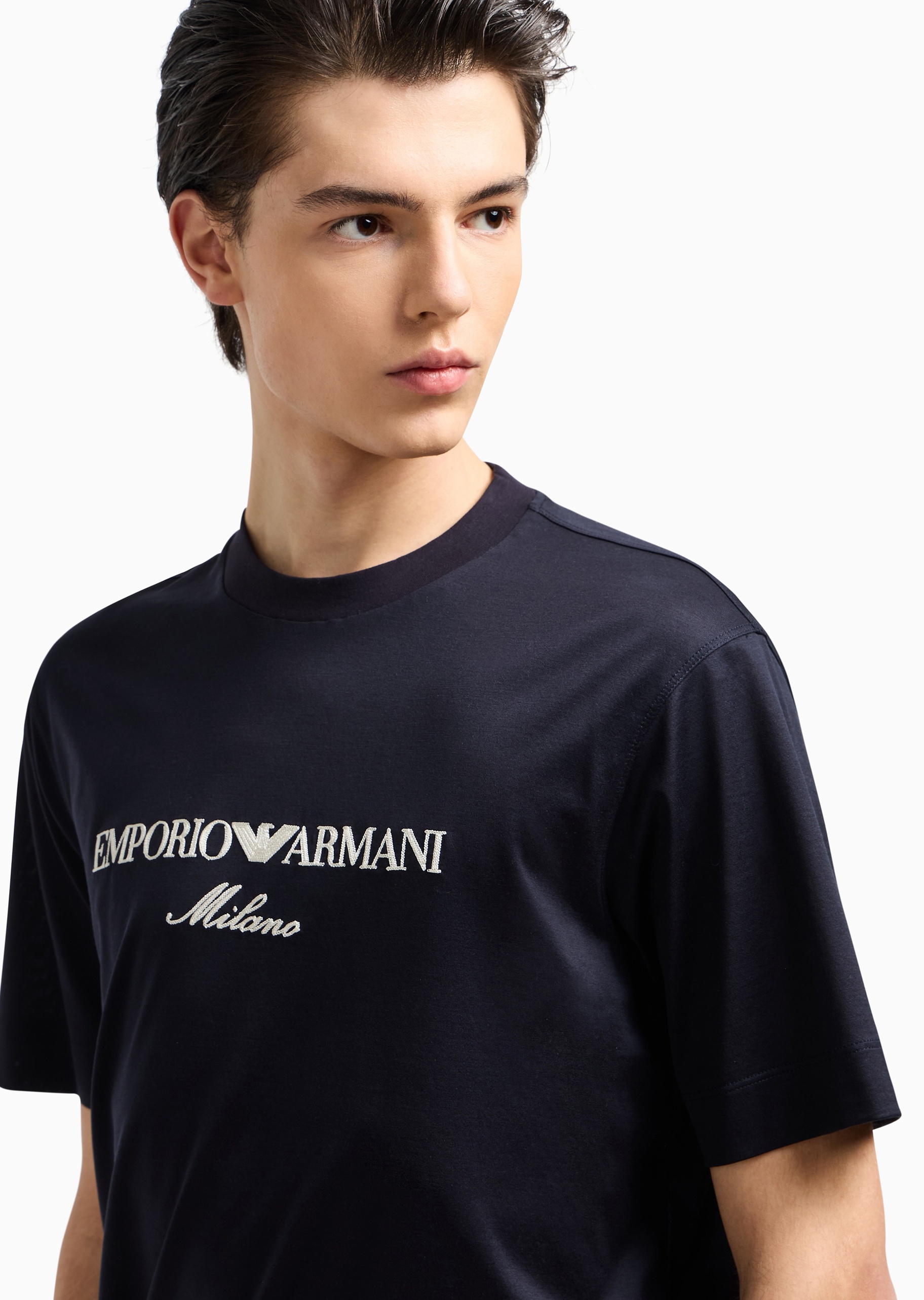 Emporio Armani 男士莱赛尔宽松短袖圆领正肩刺绣T恤