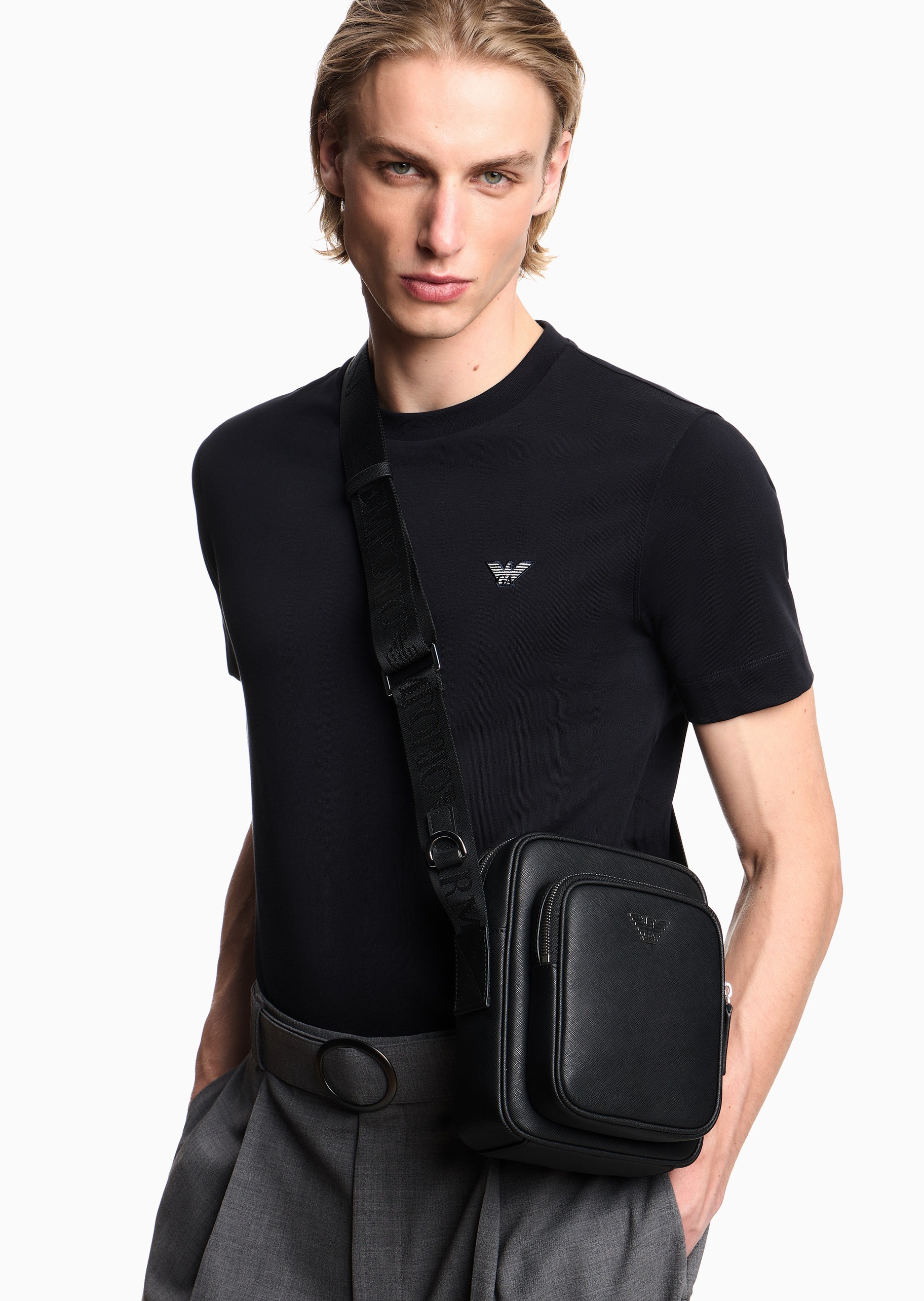 Emporio Armani 男士商务休闲通勤简约拉链单肩斜挎邮差包