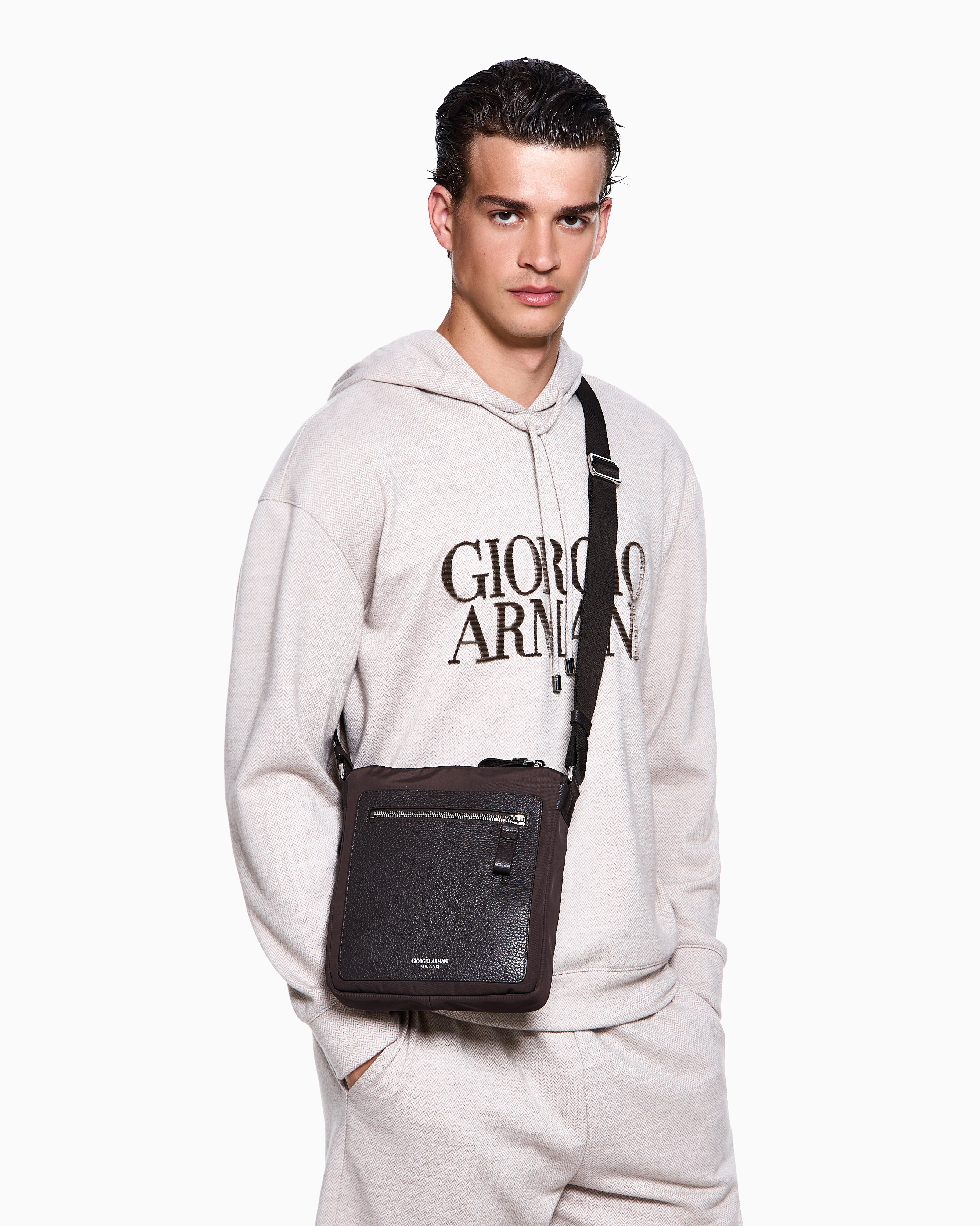 Giorgio Armani 男士拉链方形可调节肩带拼接单肩斜挎包