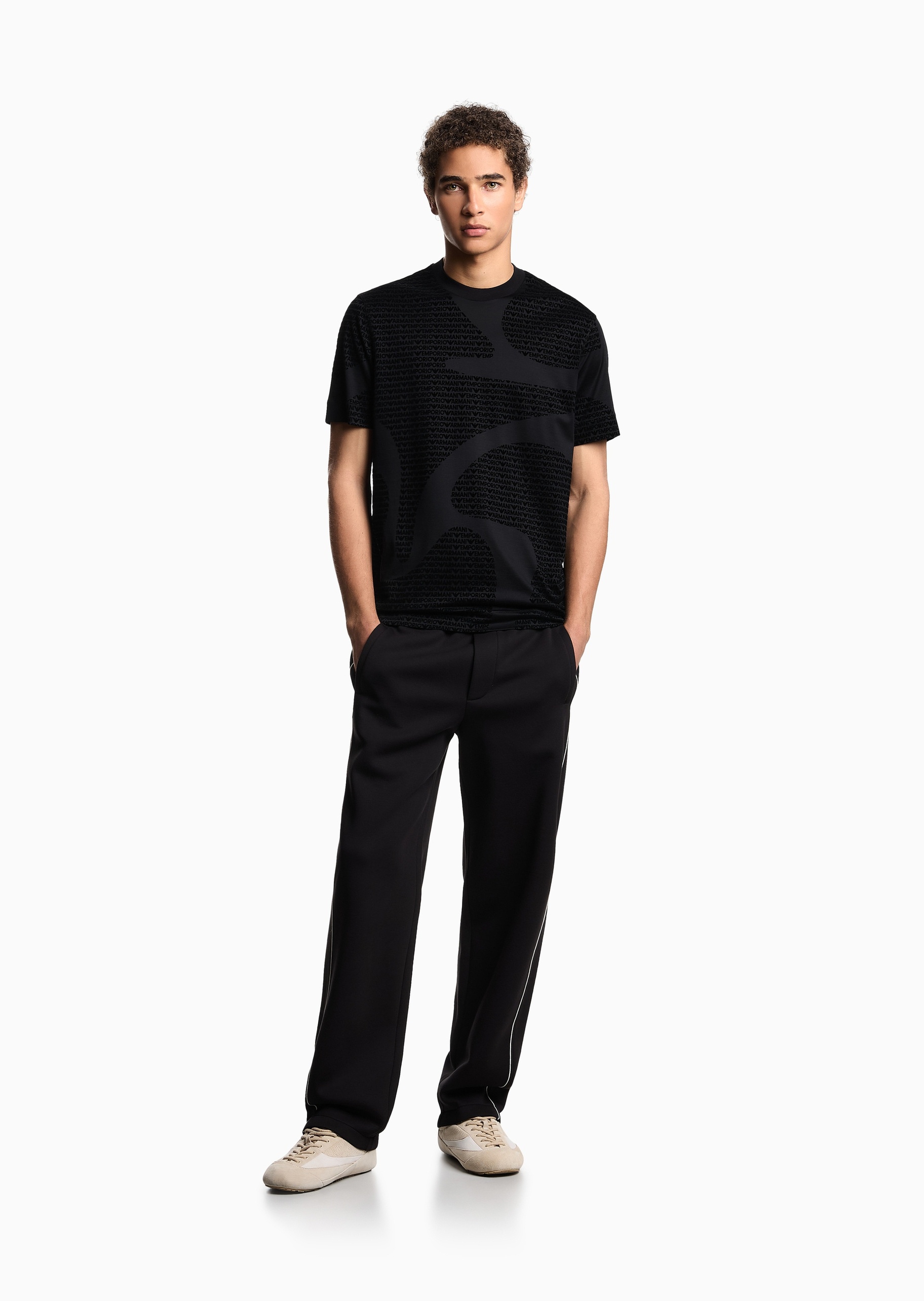 Emporio Armani 男士莱赛尔合身短袖圆领植绒老花T恤