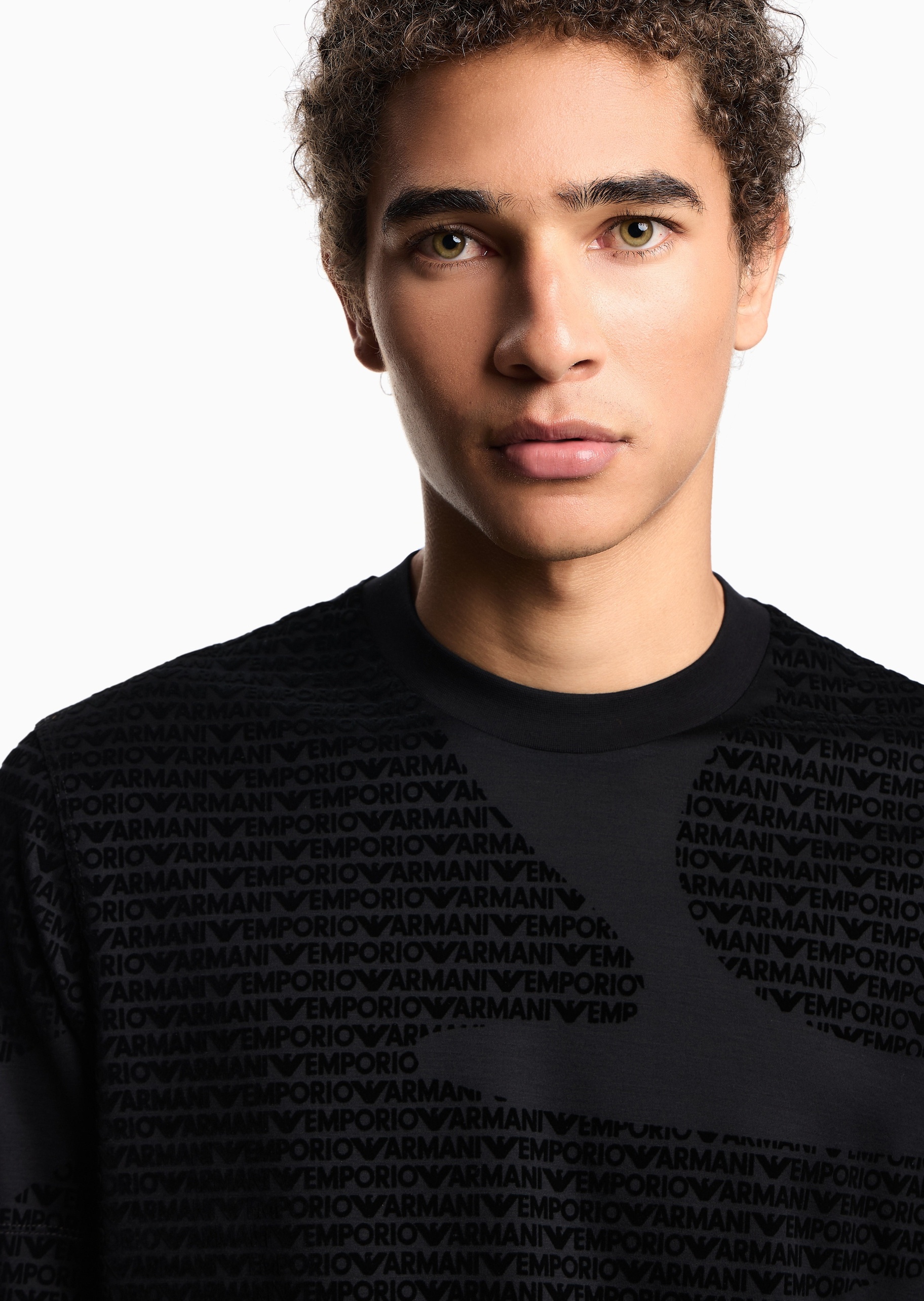 Emporio Armani 男士莱赛尔合身短袖圆领植绒老花T恤