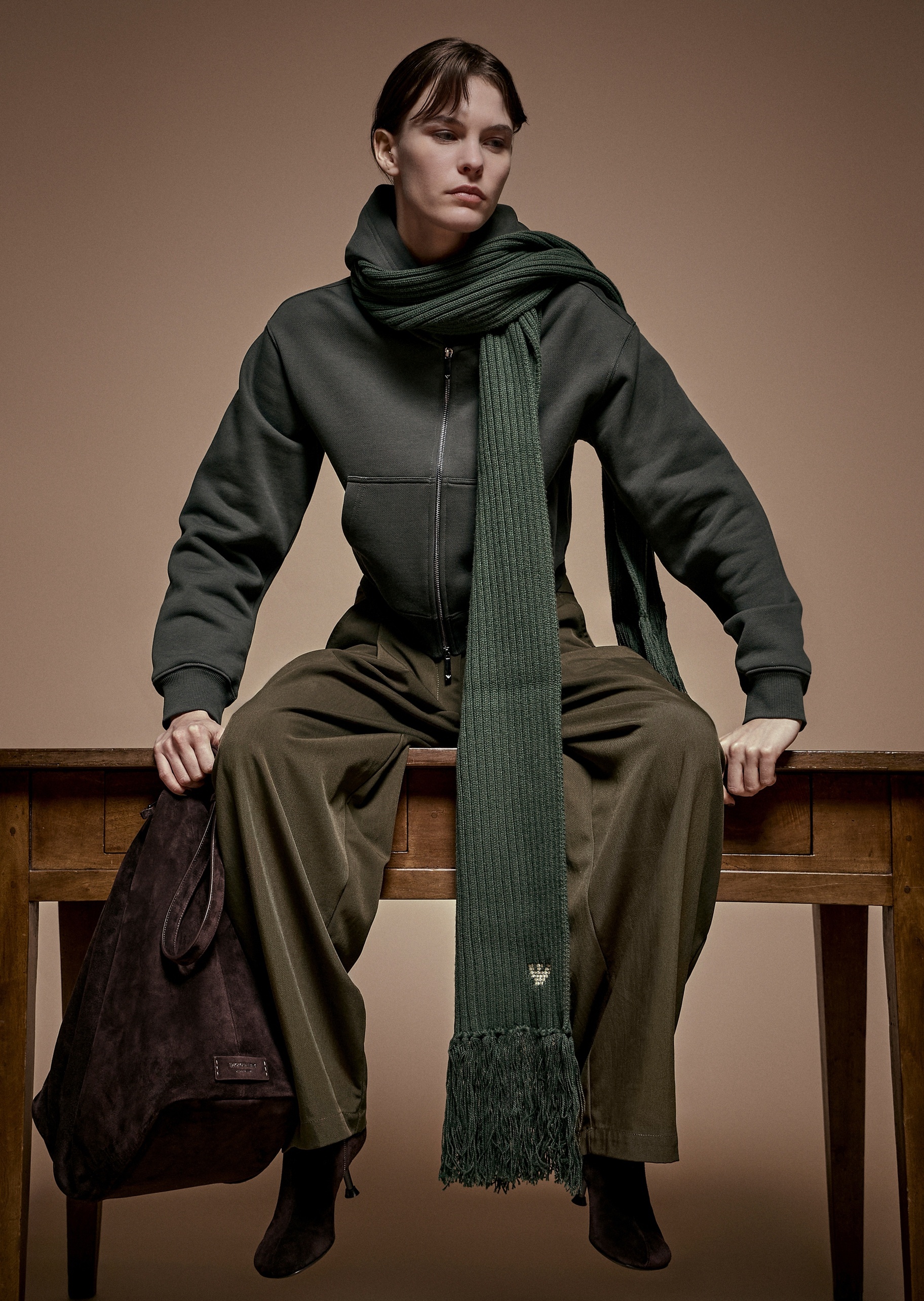 Emporio Armani 女士全棉重磅合身短款连帽鹰标刺绣卫衣外套