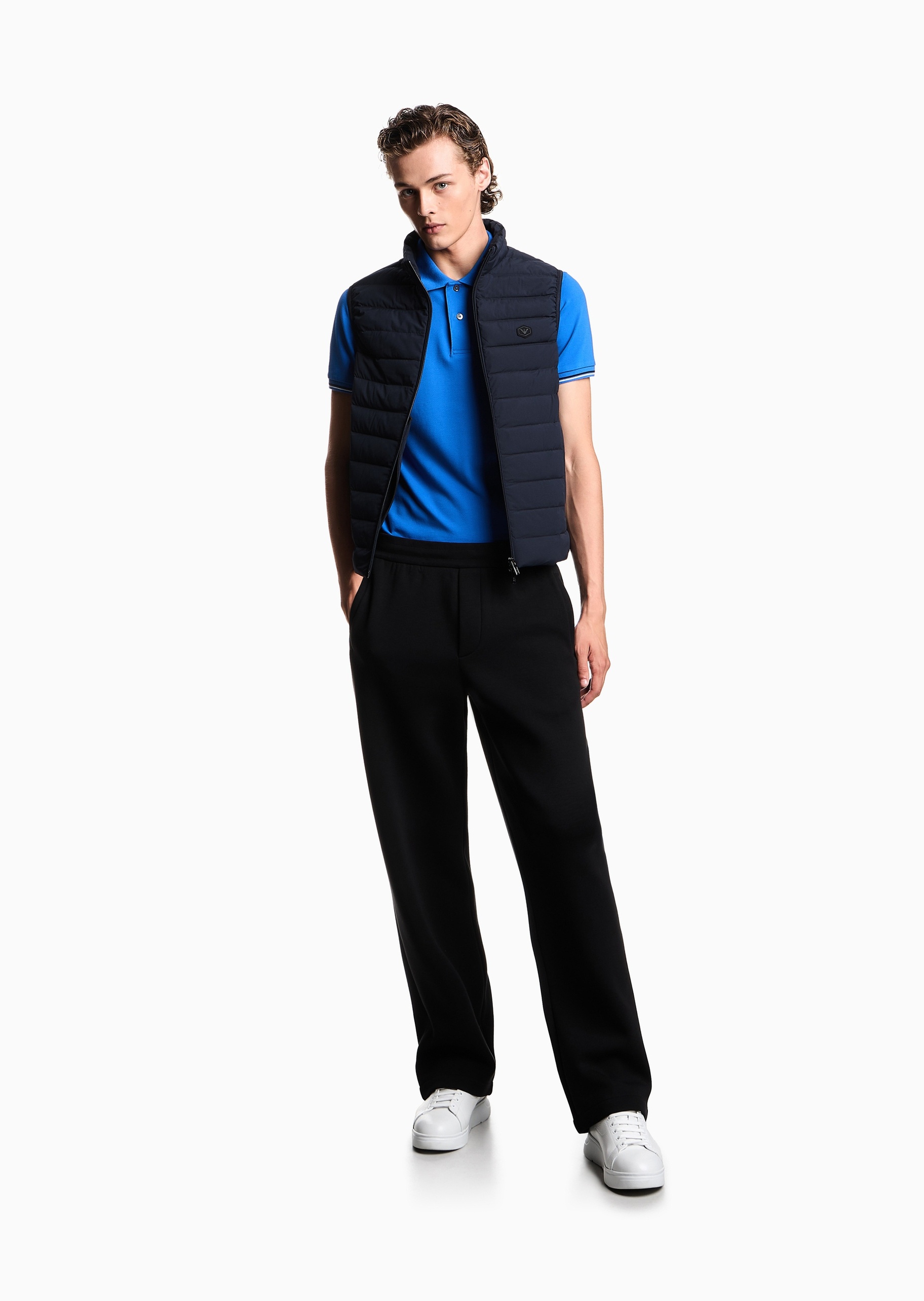 Emporio Armani 男士合身无袖立领纯色拉链羽绒马甲