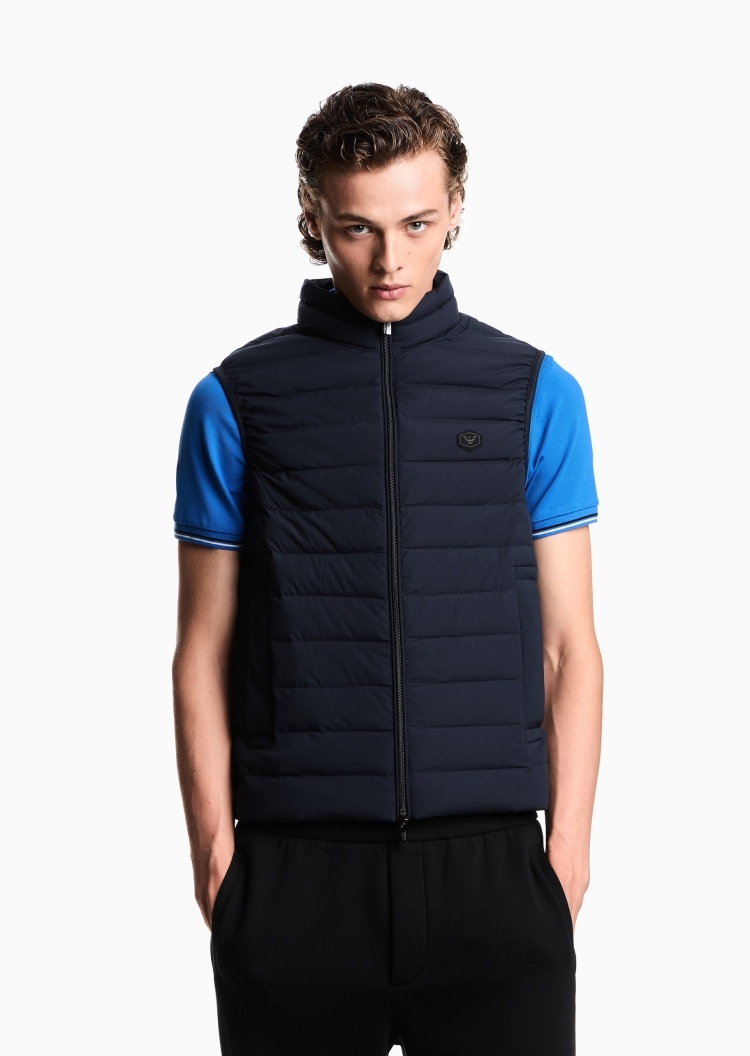 Emporio Armani 男士合身无袖立领纯色拉链羽绒马甲