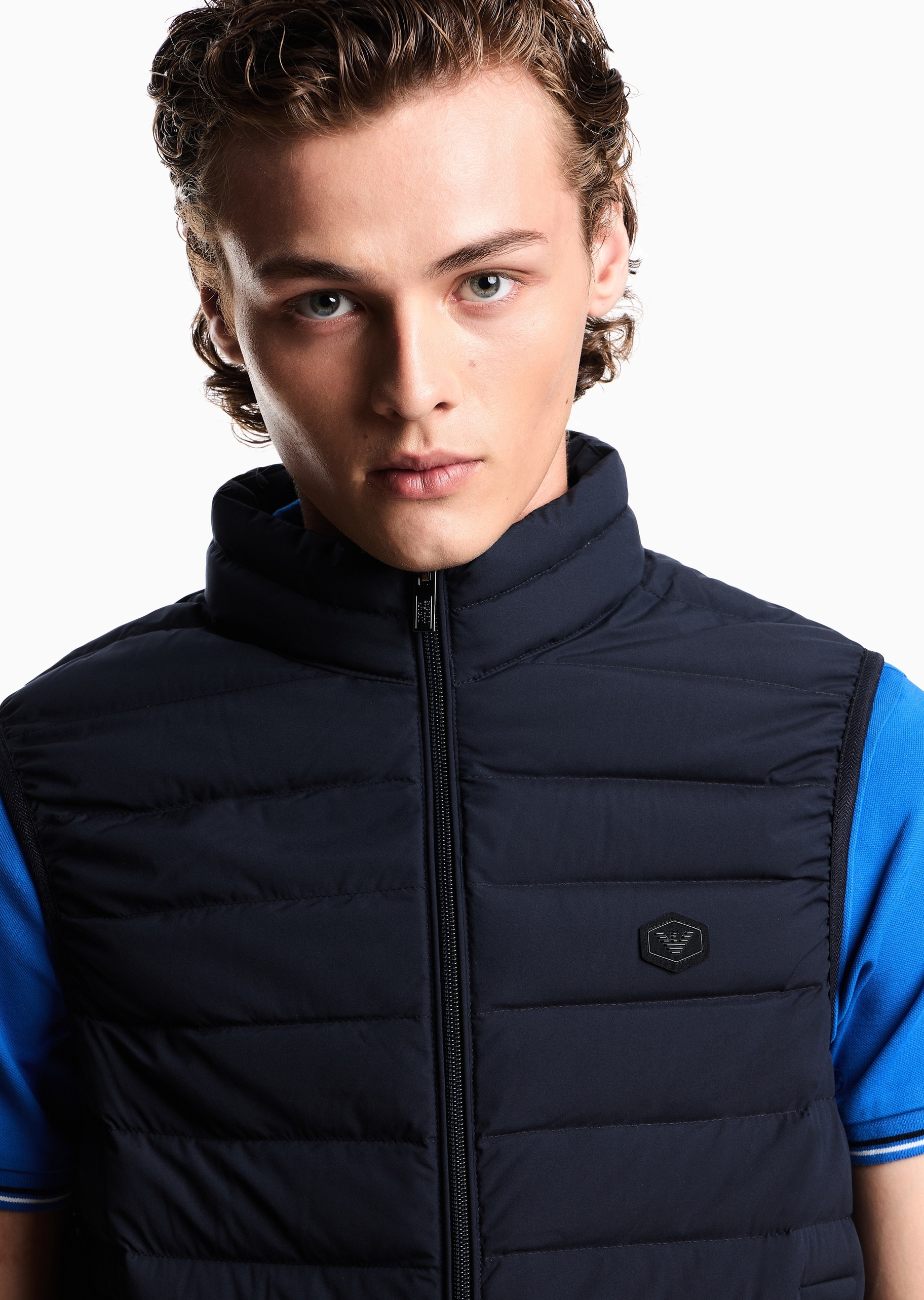 Emporio Armani 男士合身无袖立领纯色拉链羽绒马甲