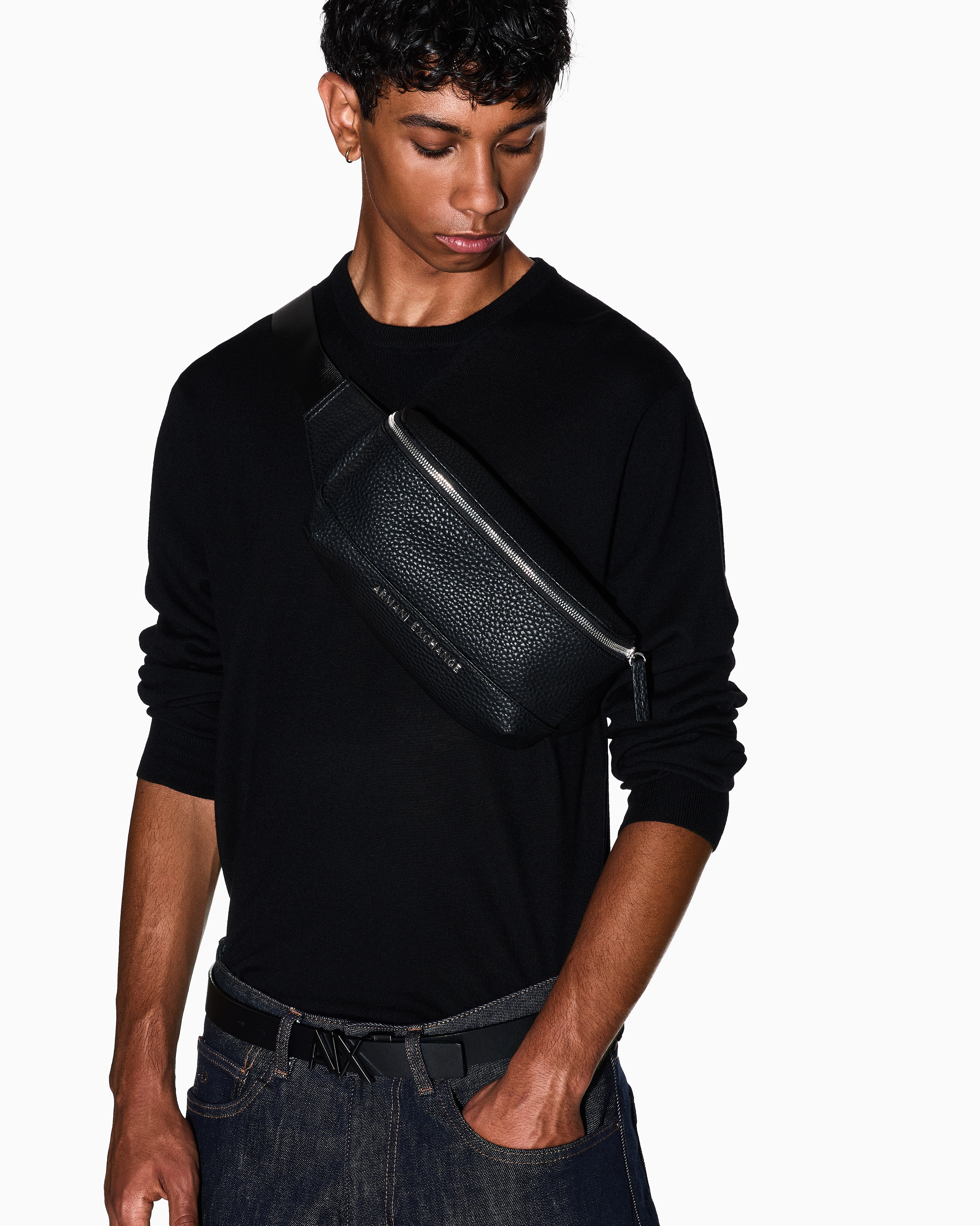 ARMANI EXCHANGE 男士拉链可调节插扣袢带鹿皮纹斜挎腰包