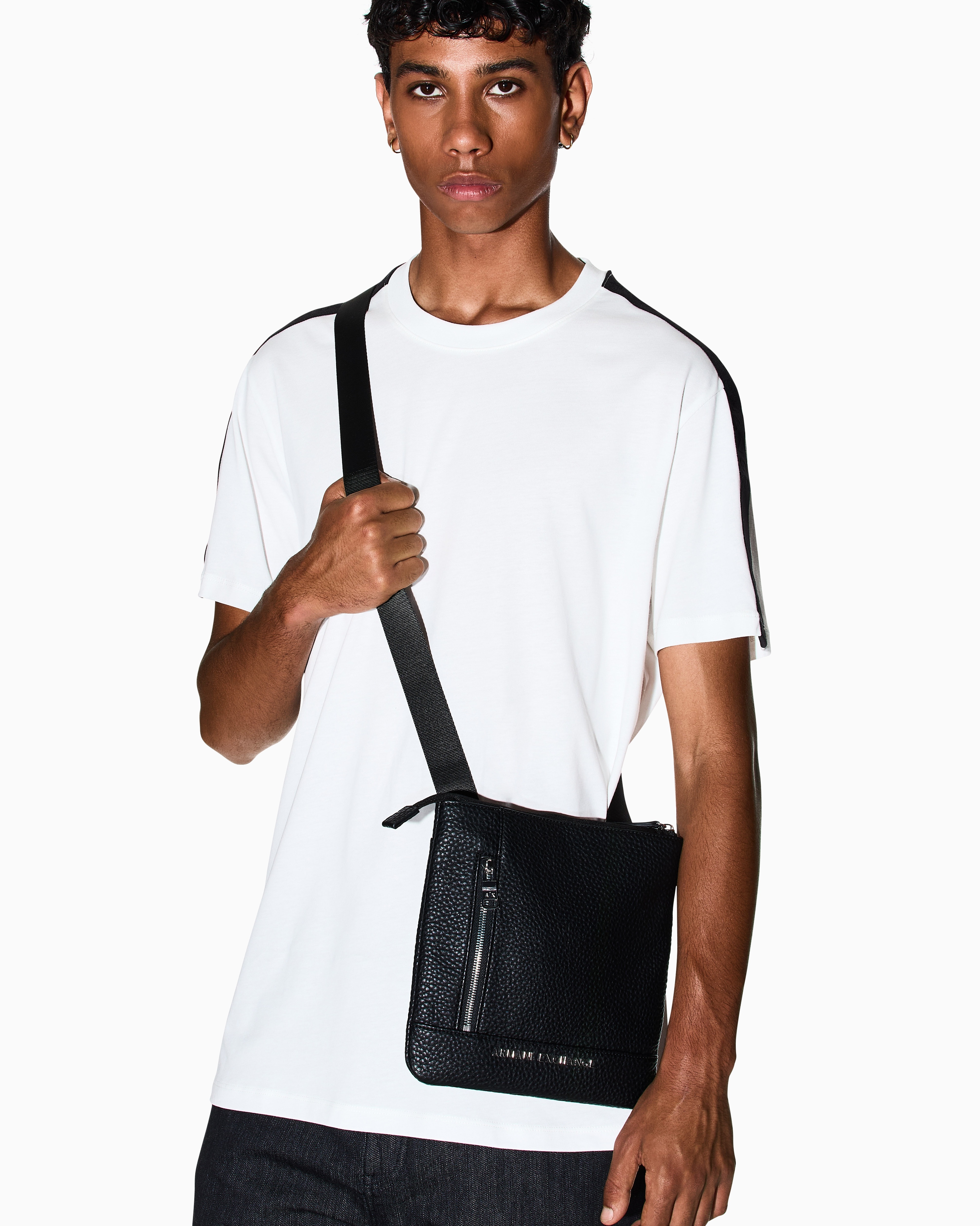 ARMANI EXCHANGE 男士拉链扁平方形鹿皮纹斜挎邮差包