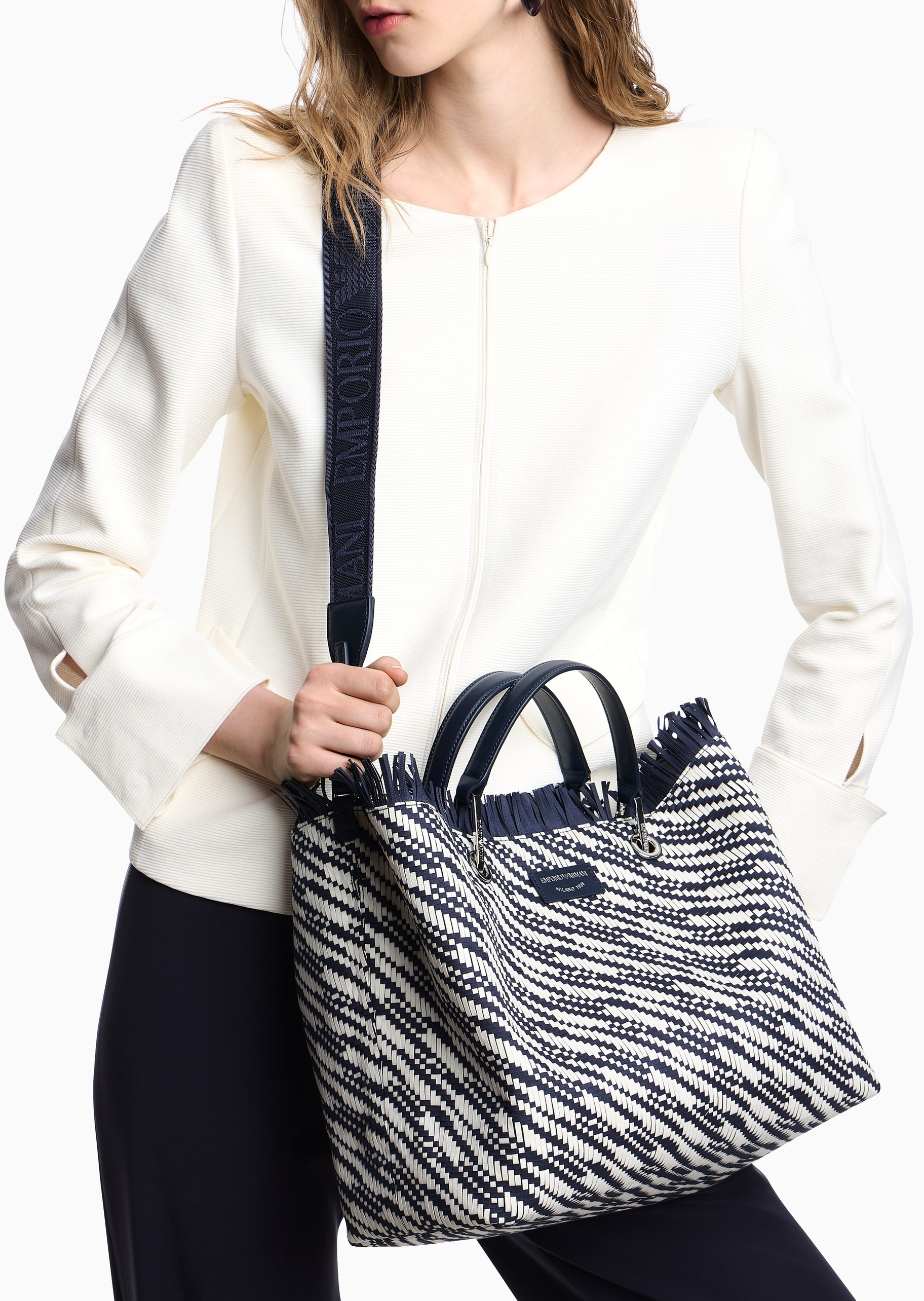 Emporio Armani 女士中号磁扣子母包篮网编织手提斜挎托特包