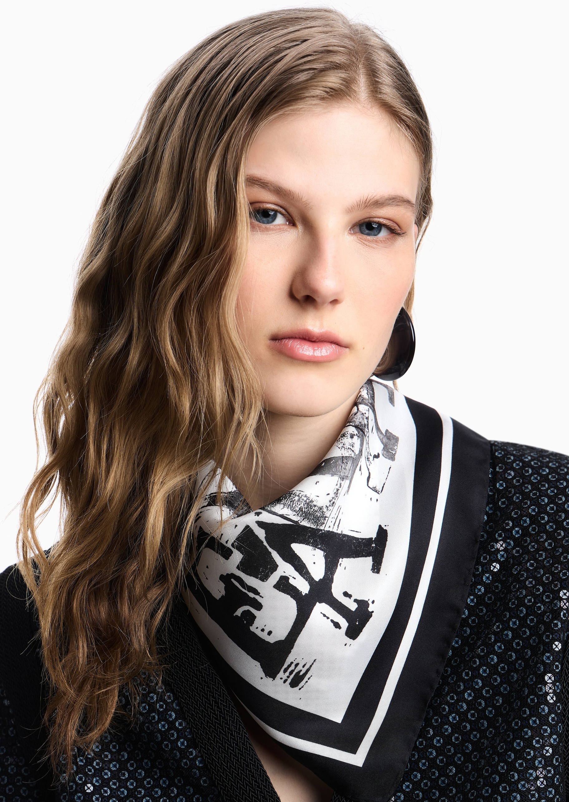 Emporio Armani 女士桑蚕丝正方形渐变墨印字母丝巾