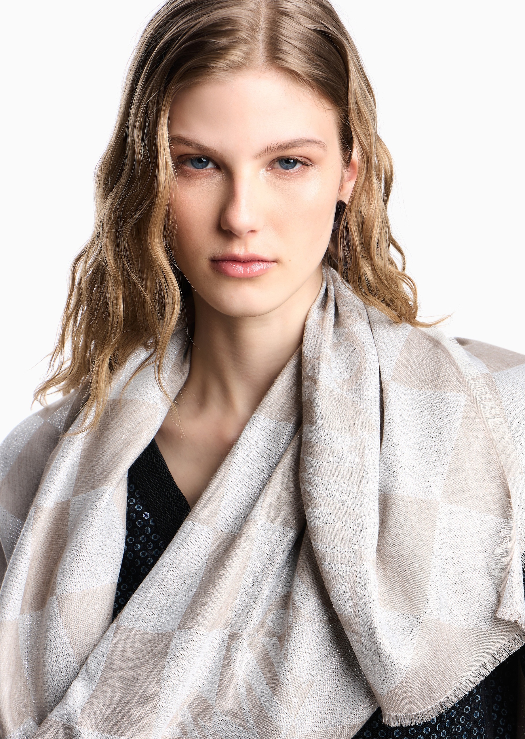 Emporio Armani 女士披肩式长方形短穗格纹提花围巾