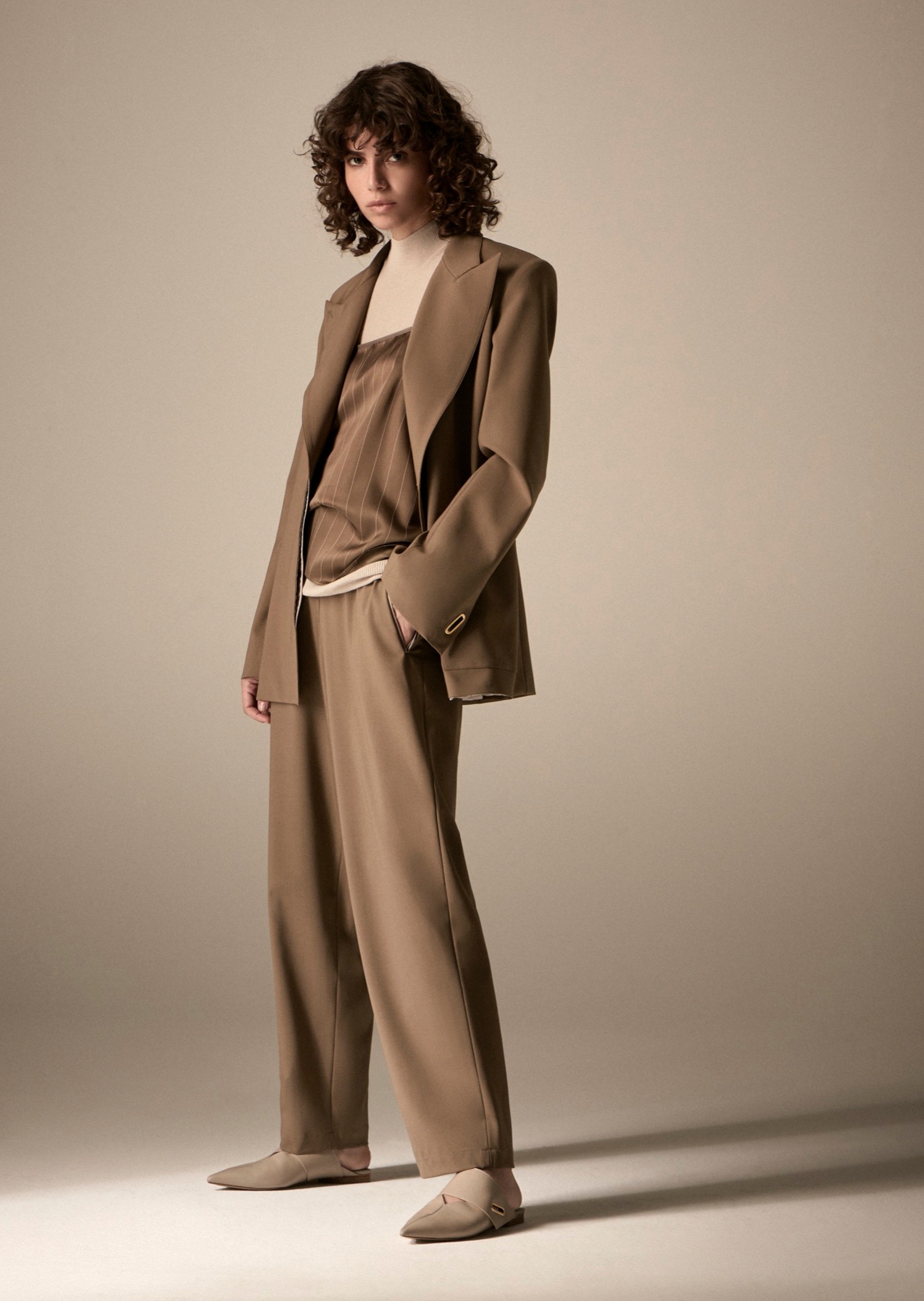 Emporio Armani 女士吊带直领细条纹优雅纯色上衣