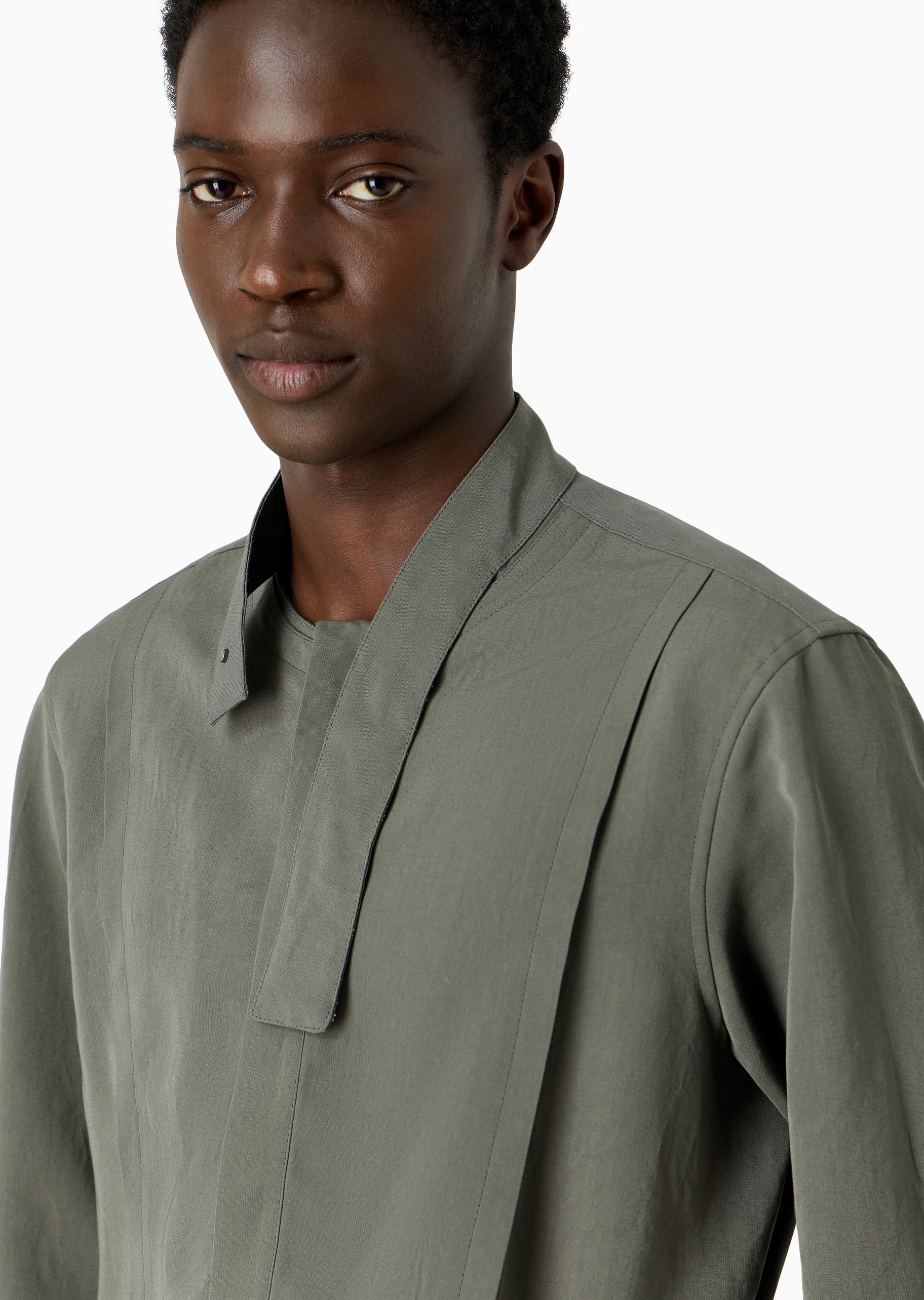 Emporio Armani 男士人造棉合身长袖Guru领优雅纯色衬衫