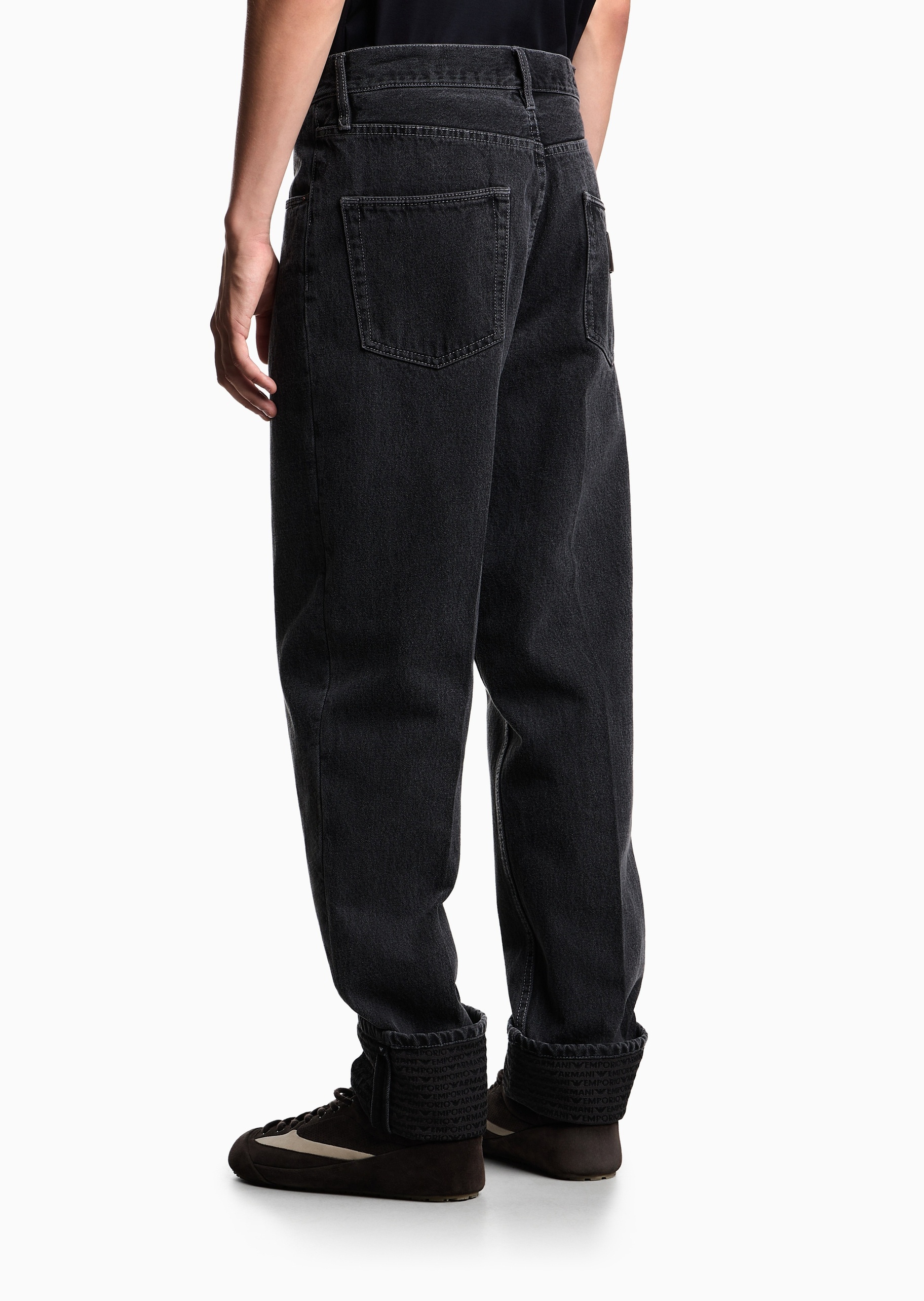 Emporio Armani 男士宽松中腰卷边复古纯棉牛仔裤