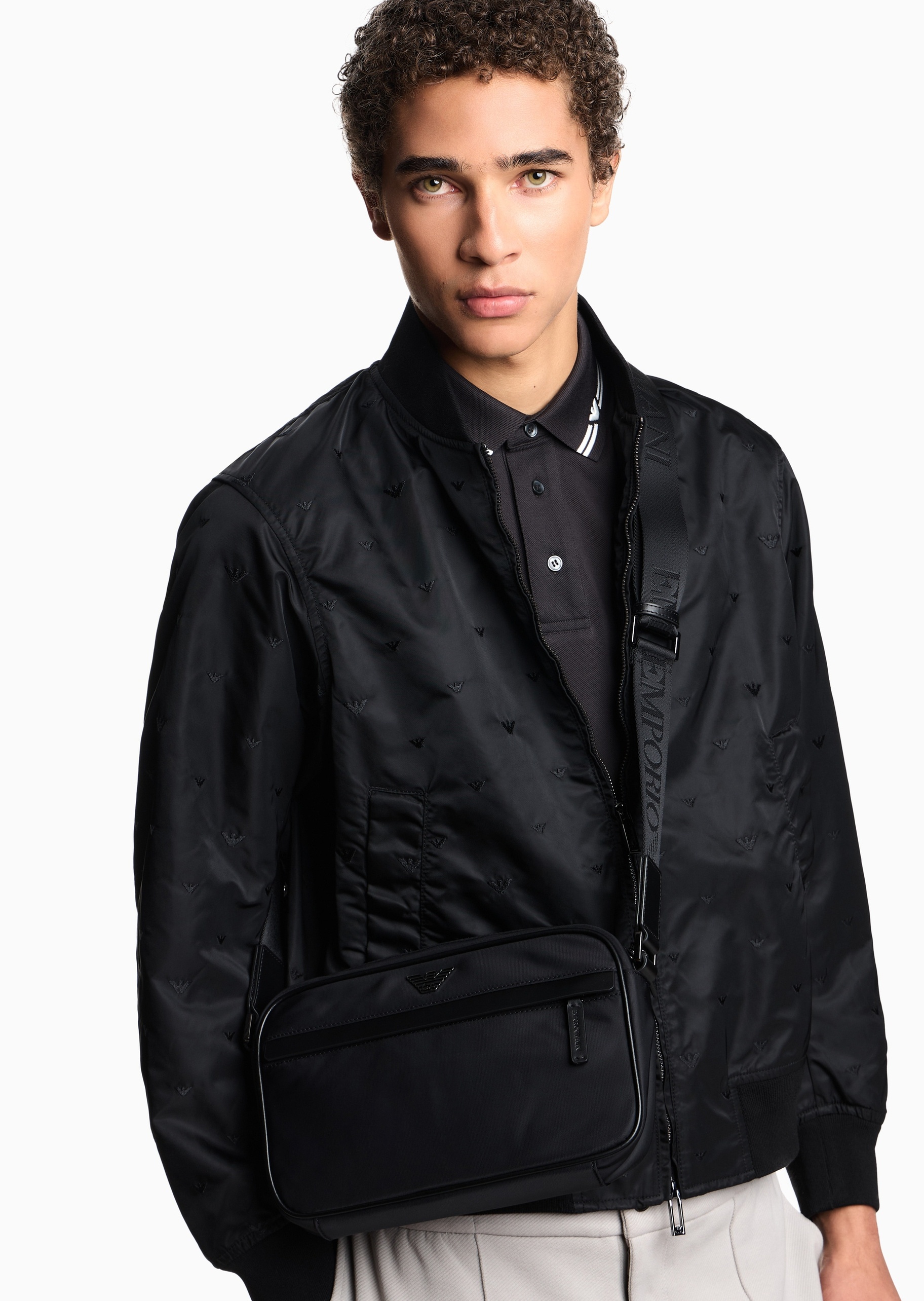 Emporio Armani 男士拉链横款可调节肩带单肩斜挎包