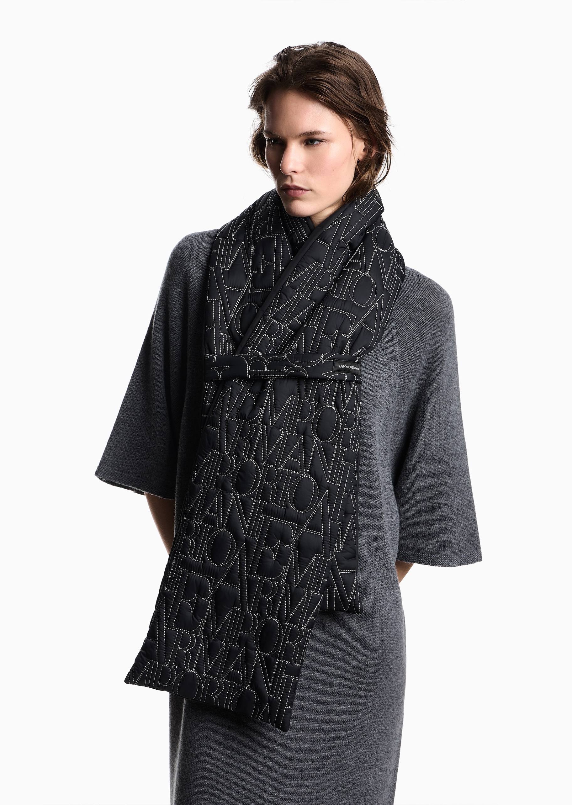 Emporio Armani 女士黑色刺绣商务户外休闲通勤围巾