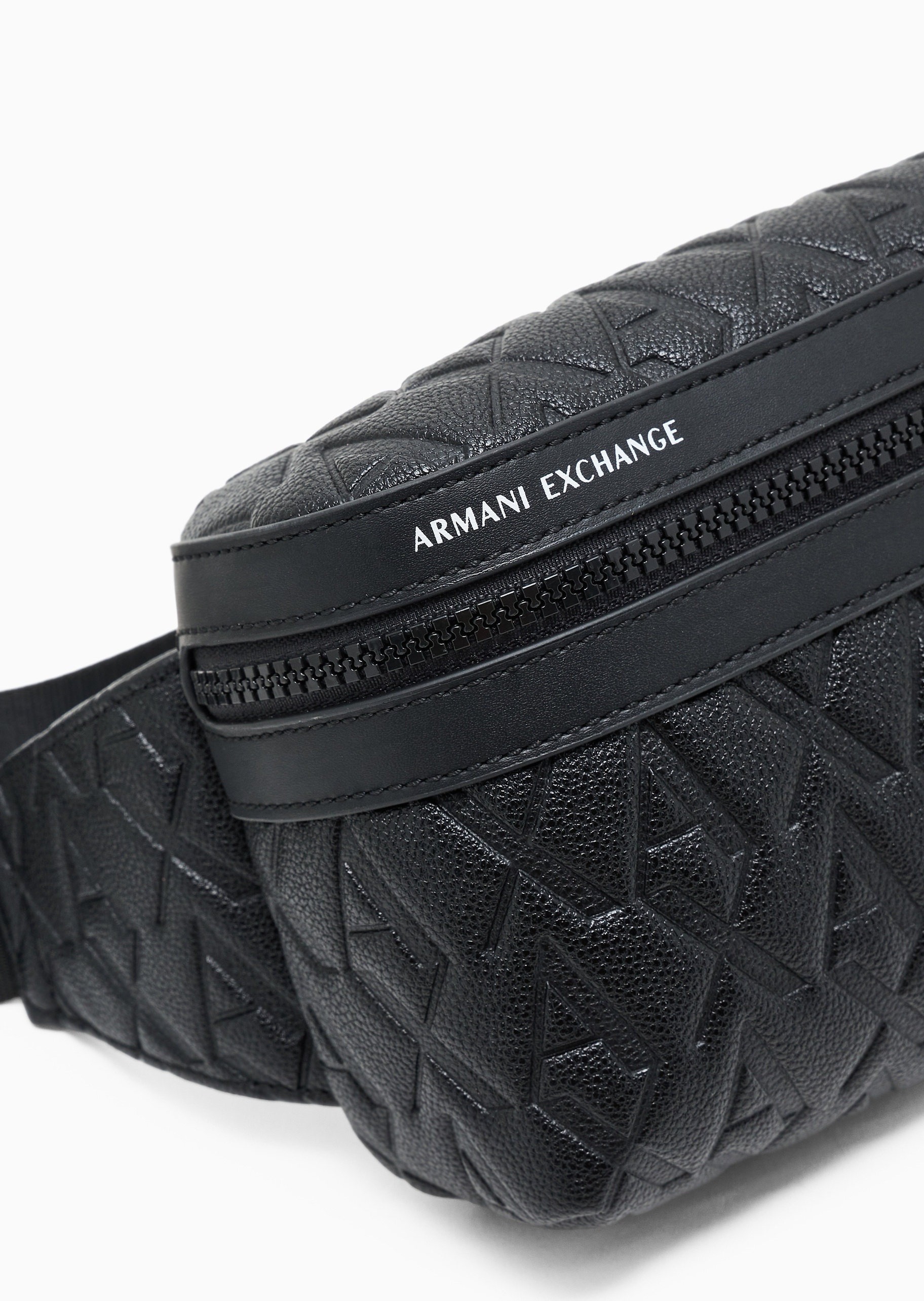 ARMANI EXCHANGE 男士拉链盒型可调节袢带字母压花斜挎腰包