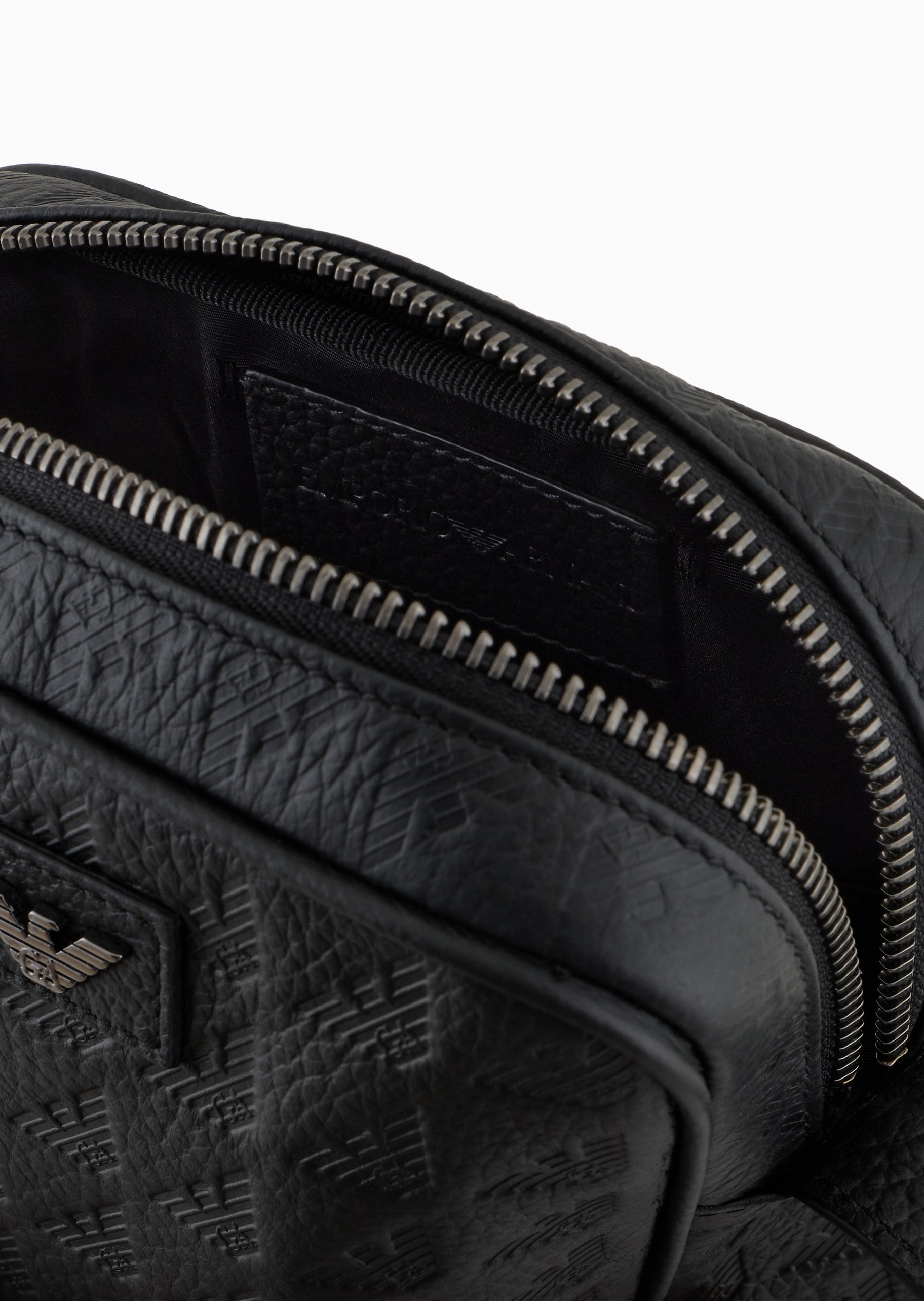 Emporio Armani 男士牛皮革荔枝纹拉链压花斜挎包