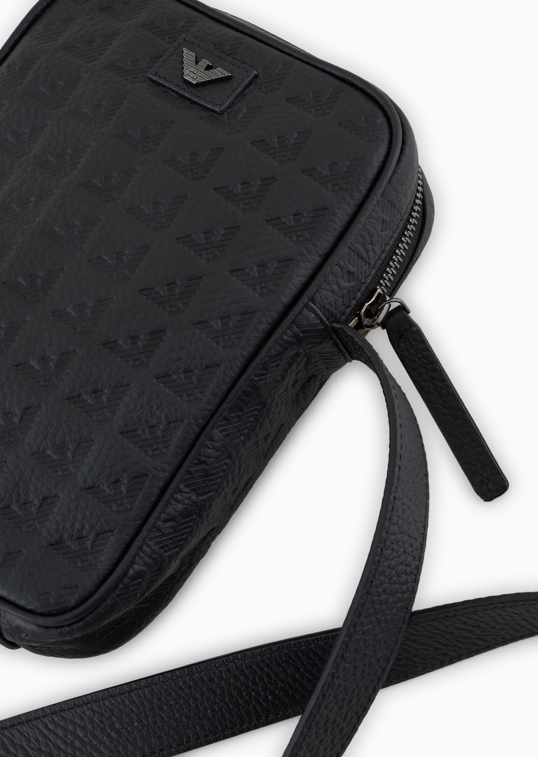 Emporio Armani 男士牛皮革荔枝纹拉链压花斜挎包