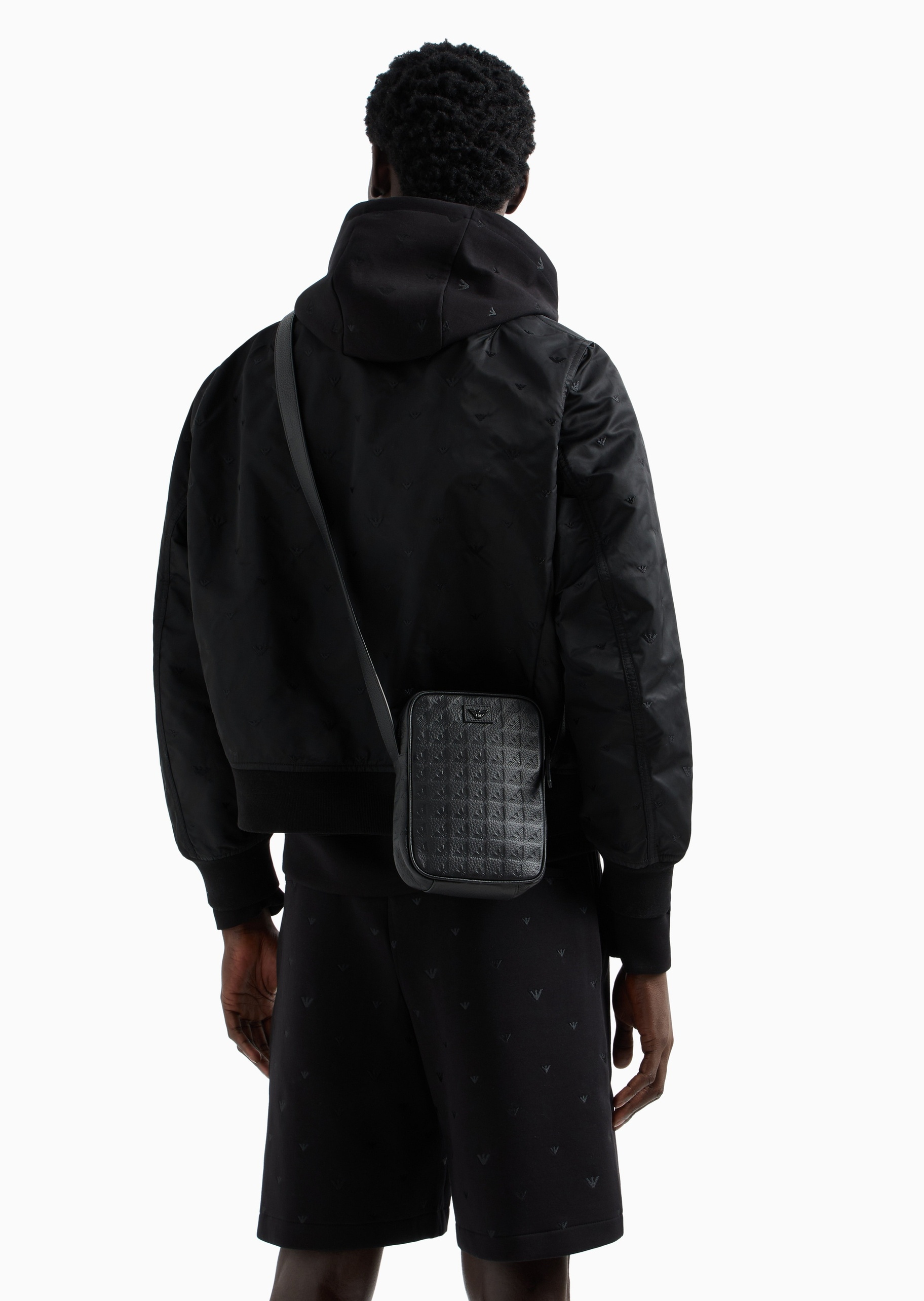 Emporio Armani 男士牛皮革荔枝纹拉链压花斜挎包